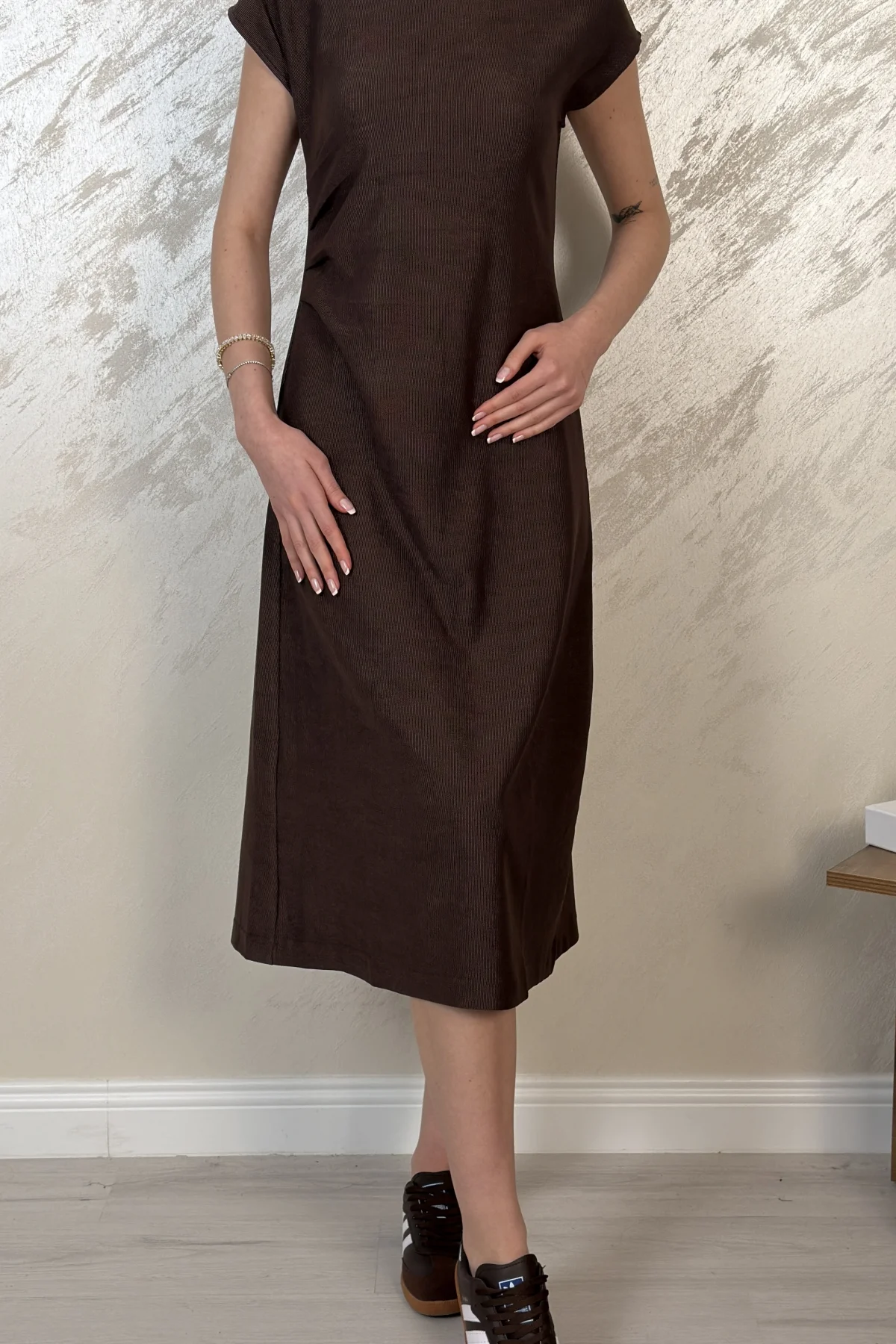 PİLE DETAYLI MUADİL MİDİ ELBİSE- KAHVERENGİ