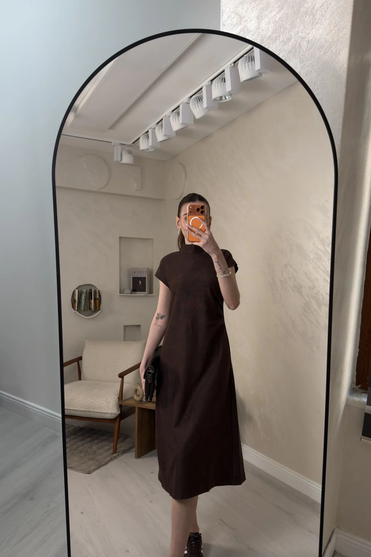 PİLE DETAYLI MUADİL MİDİ ELBİSE- KAHVERENGİ