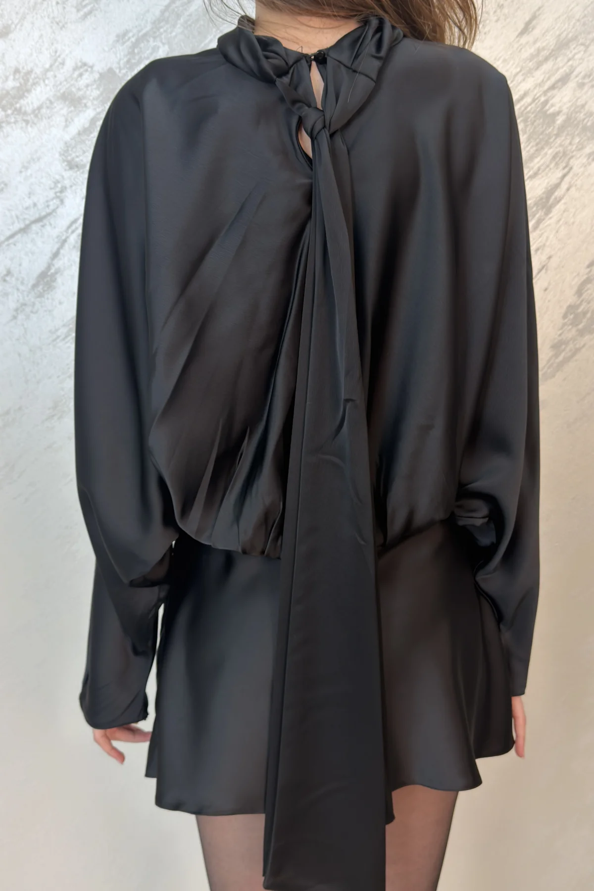 SATEN FULAR DETAYLI MİNİ ELBİSE- SİYAH