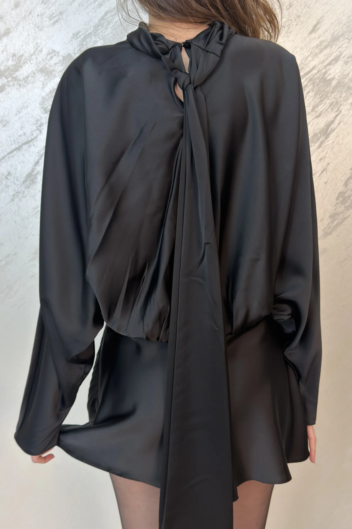 SATEN FULAR DETAYLI MİNİ ELBİSE- SİYAH