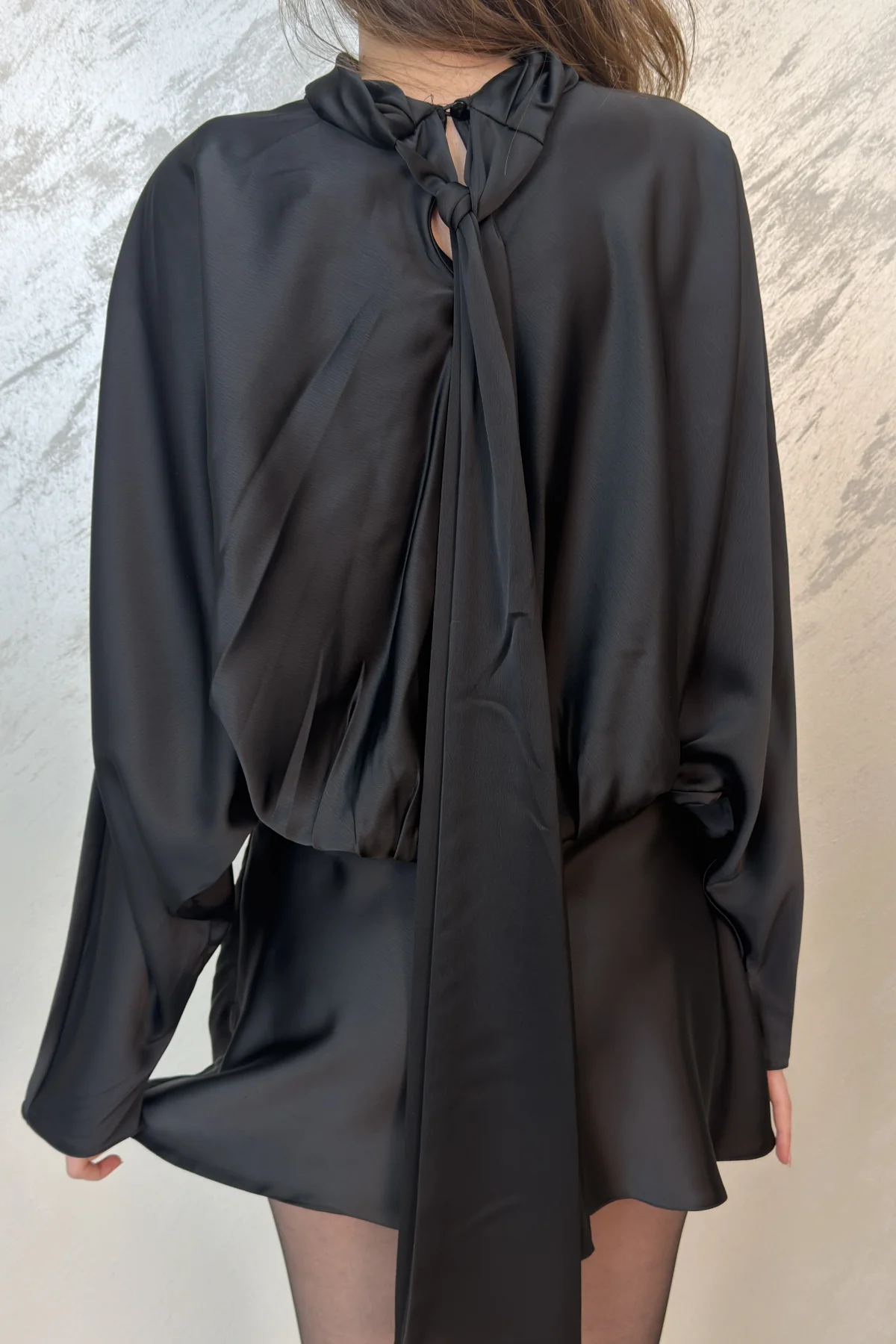 SATEN FULAR DETAYLI MİNİ ELBİSE- SİYAH