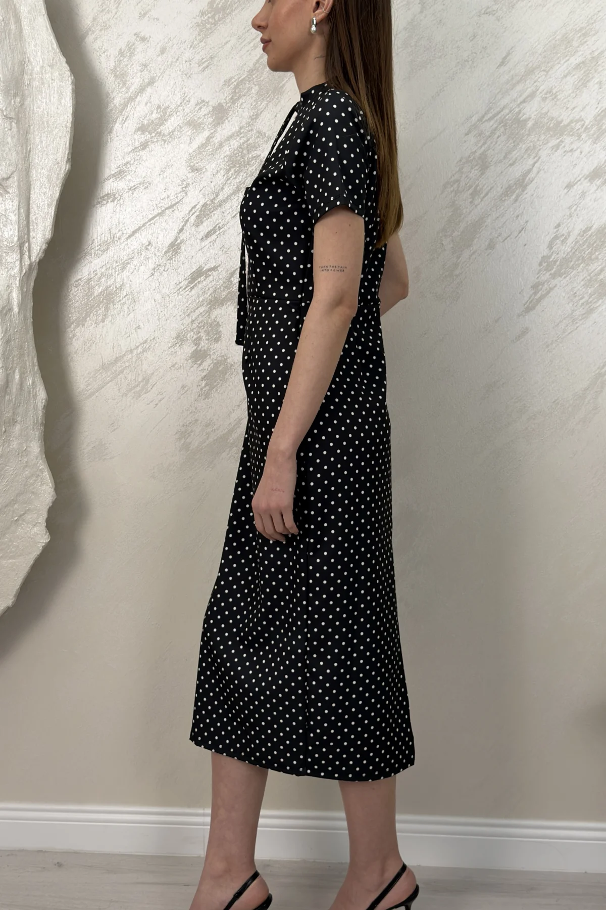 BOYUNDAN BAĞLAMALI PUANTİYELİ MİDİ ELBİSE- SİYAH