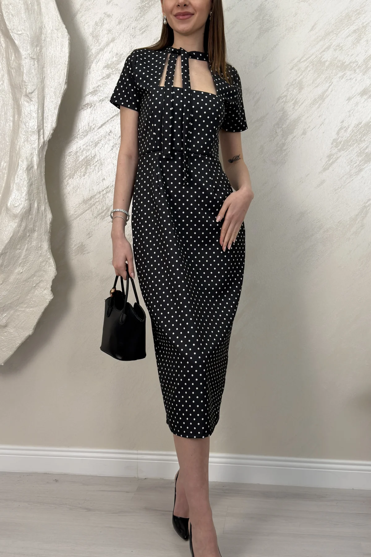 BOYUNDAN BAĞLAMALI PUANTİYELİ MİDİ ELBİSE- SİYAH