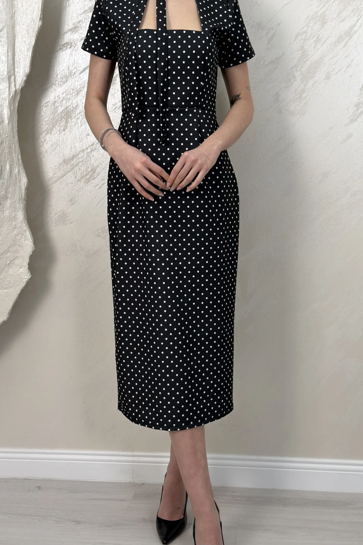 BOYUNDAN BAĞLAMALI PUANTİYELİ MİDİ ELBİSE- SİYAH