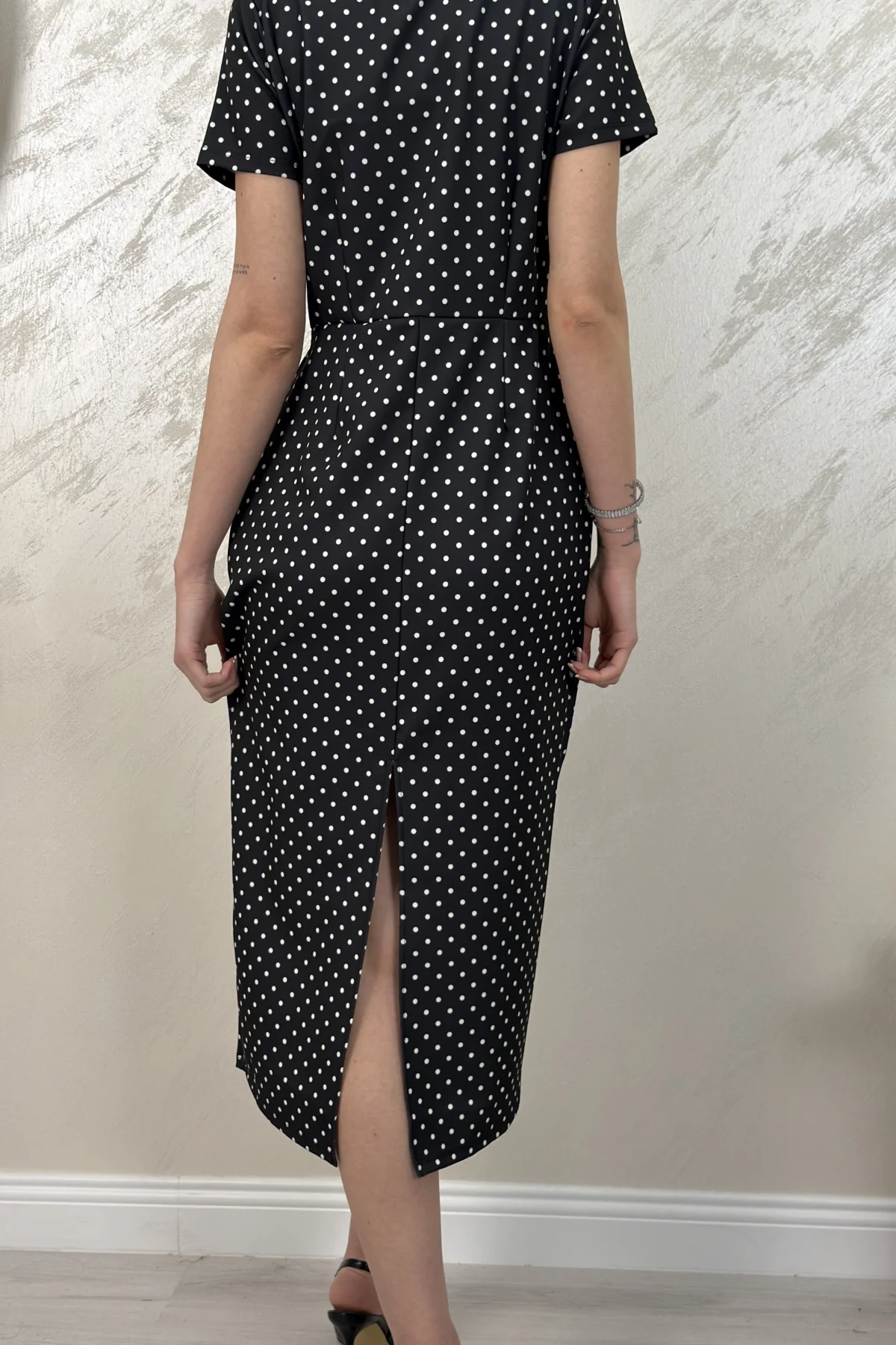 BOYUNDAN BAĞLAMALI PUANTİYELİ MİDİ ELBİSE- SİYAH