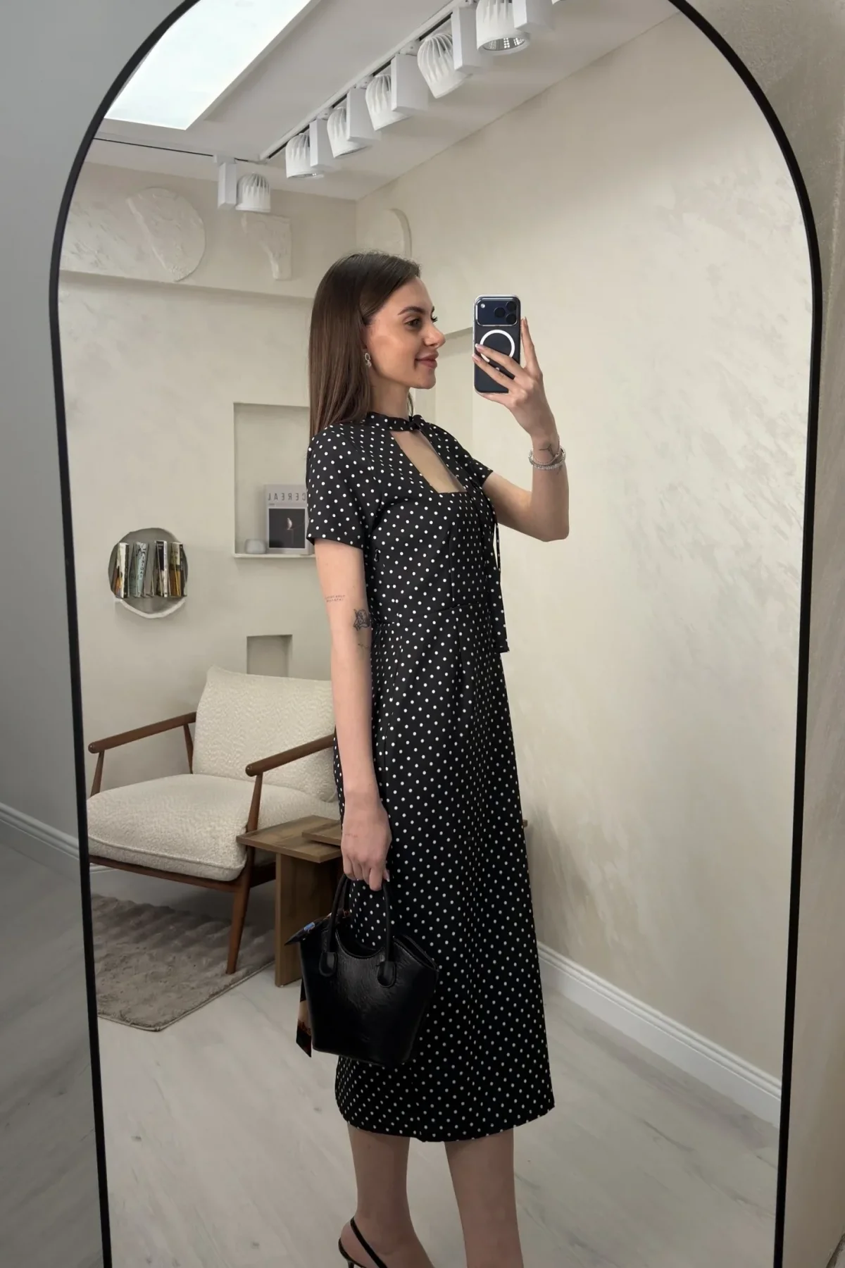 BOYUNDAN BAĞLAMALI PUANTİYELİ MİDİ ELBİSE- SİYAH