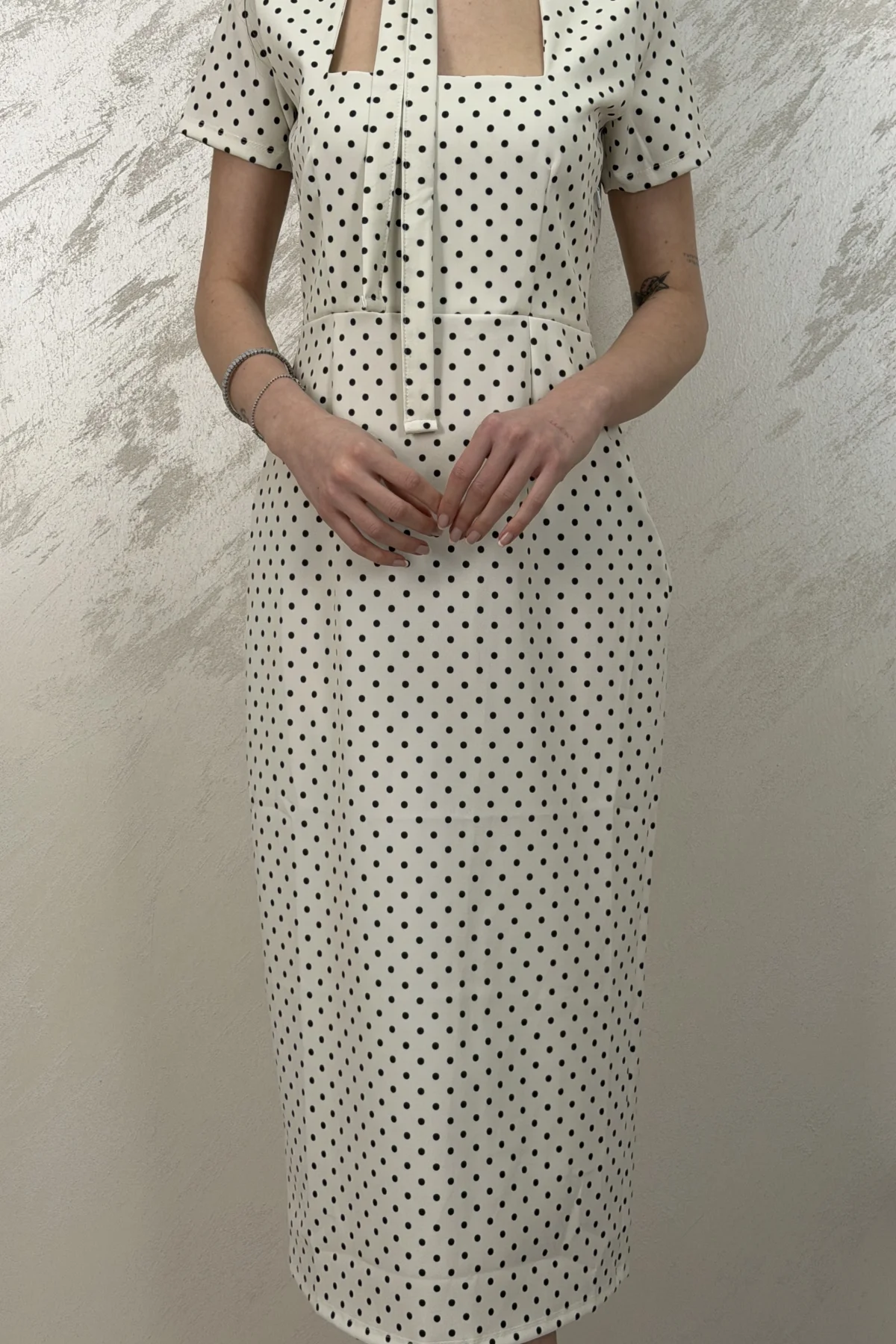 BOYUNDAN BAĞLAMALI PUANTİYELİ MİDİ ELBİSE- BEYAZ