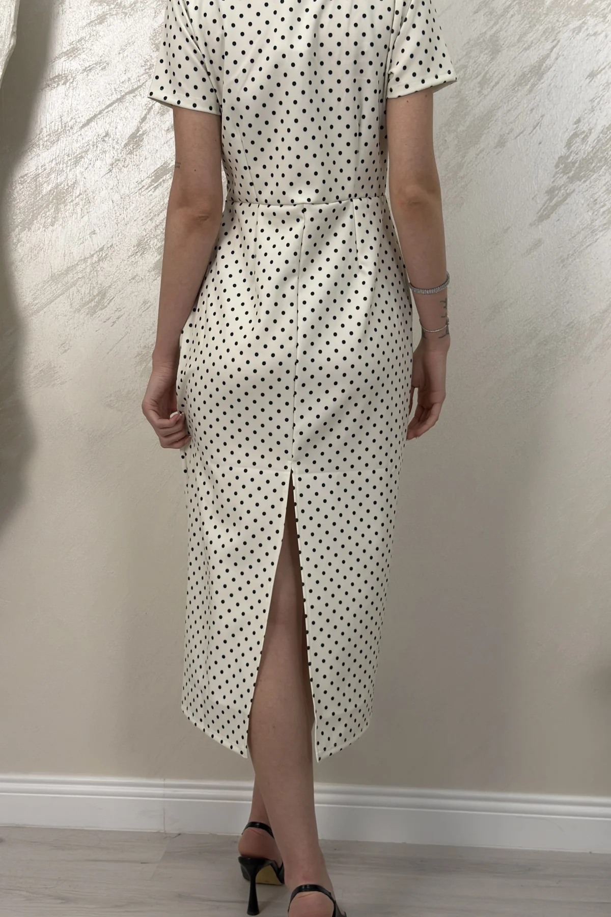 BOYUNDAN BAĞLAMALI PUANTİYELİ MİDİ ELBİSE- BEYAZ