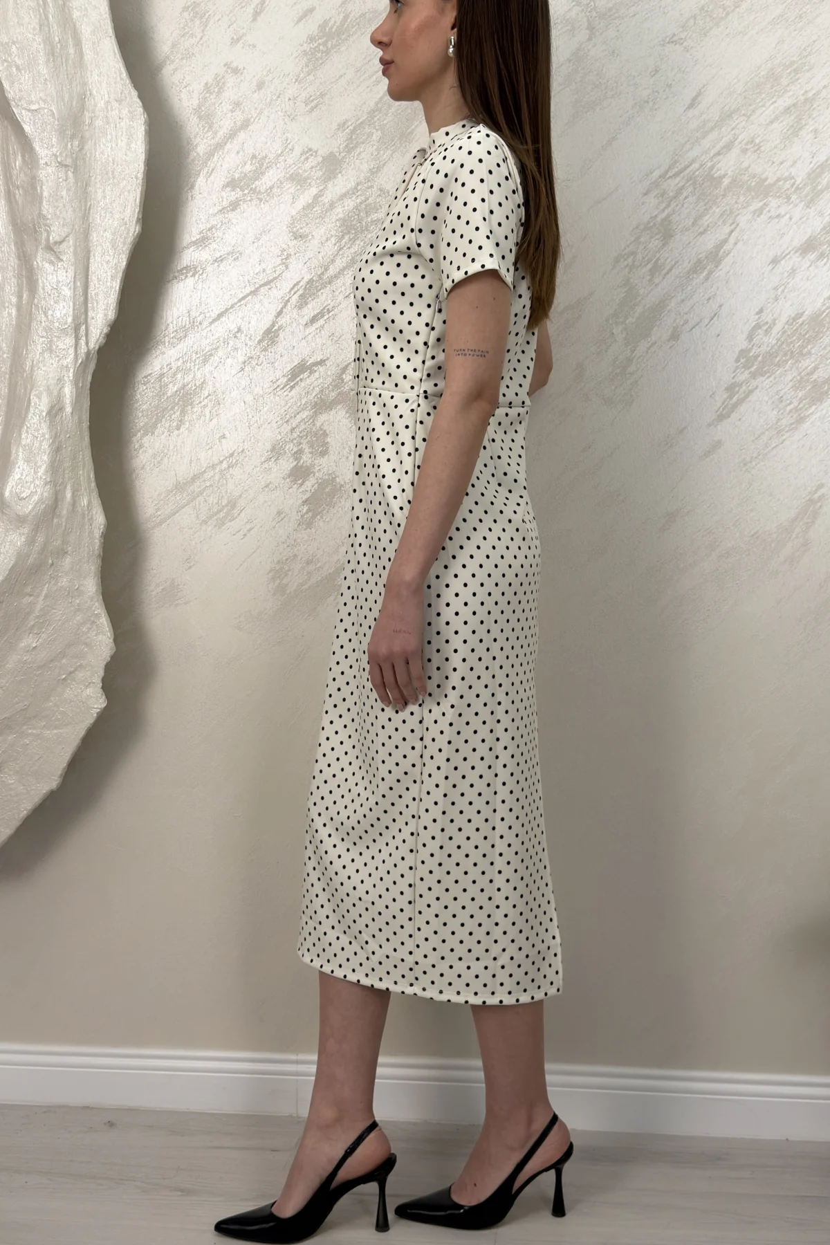 BOYUNDAN BAĞLAMALI PUANTİYELİ MİDİ ELBİSE- BEYAZ