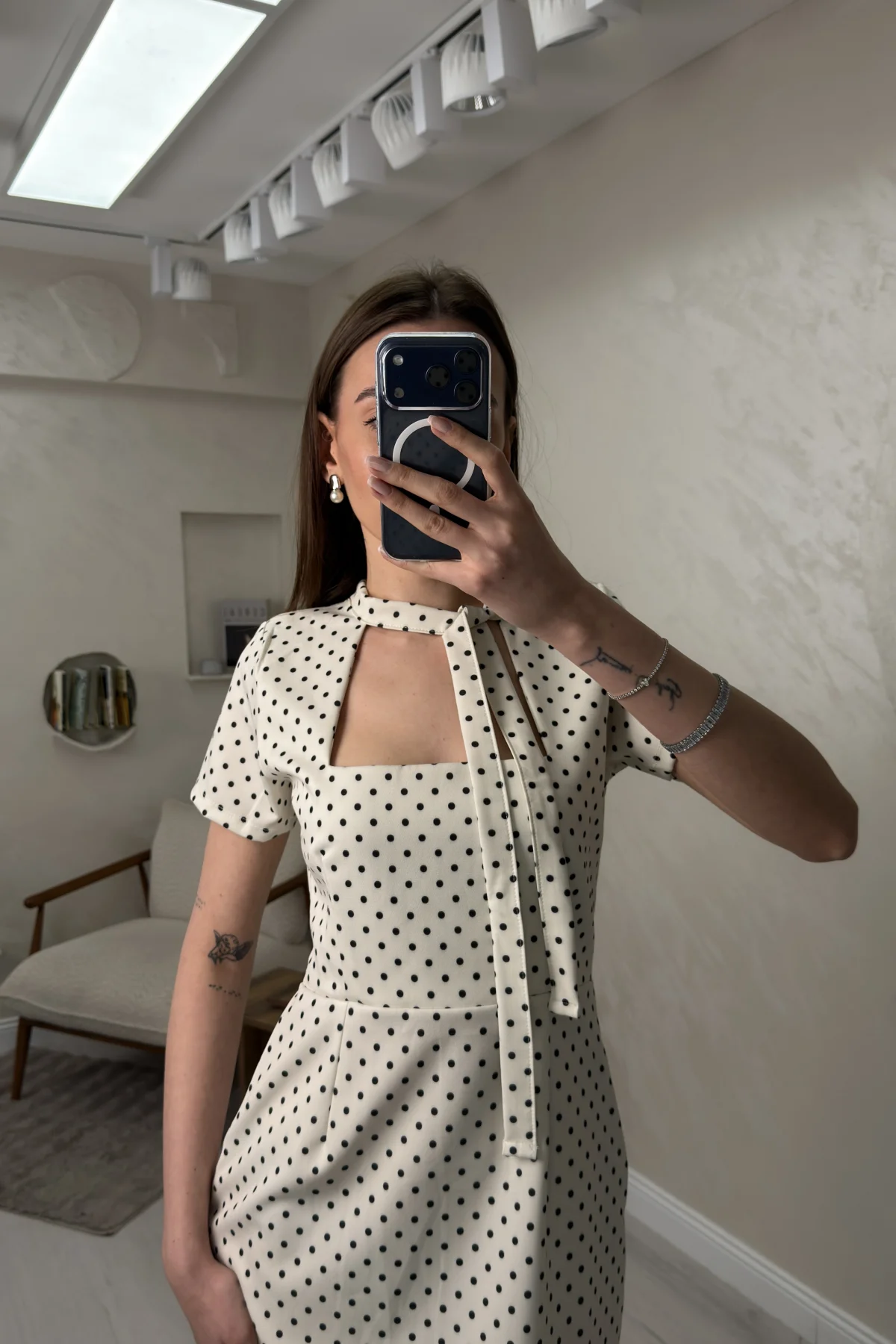 BOYUNDAN BAĞLAMALI PUANTİYELİ MİDİ ELBİSE- BEYAZ