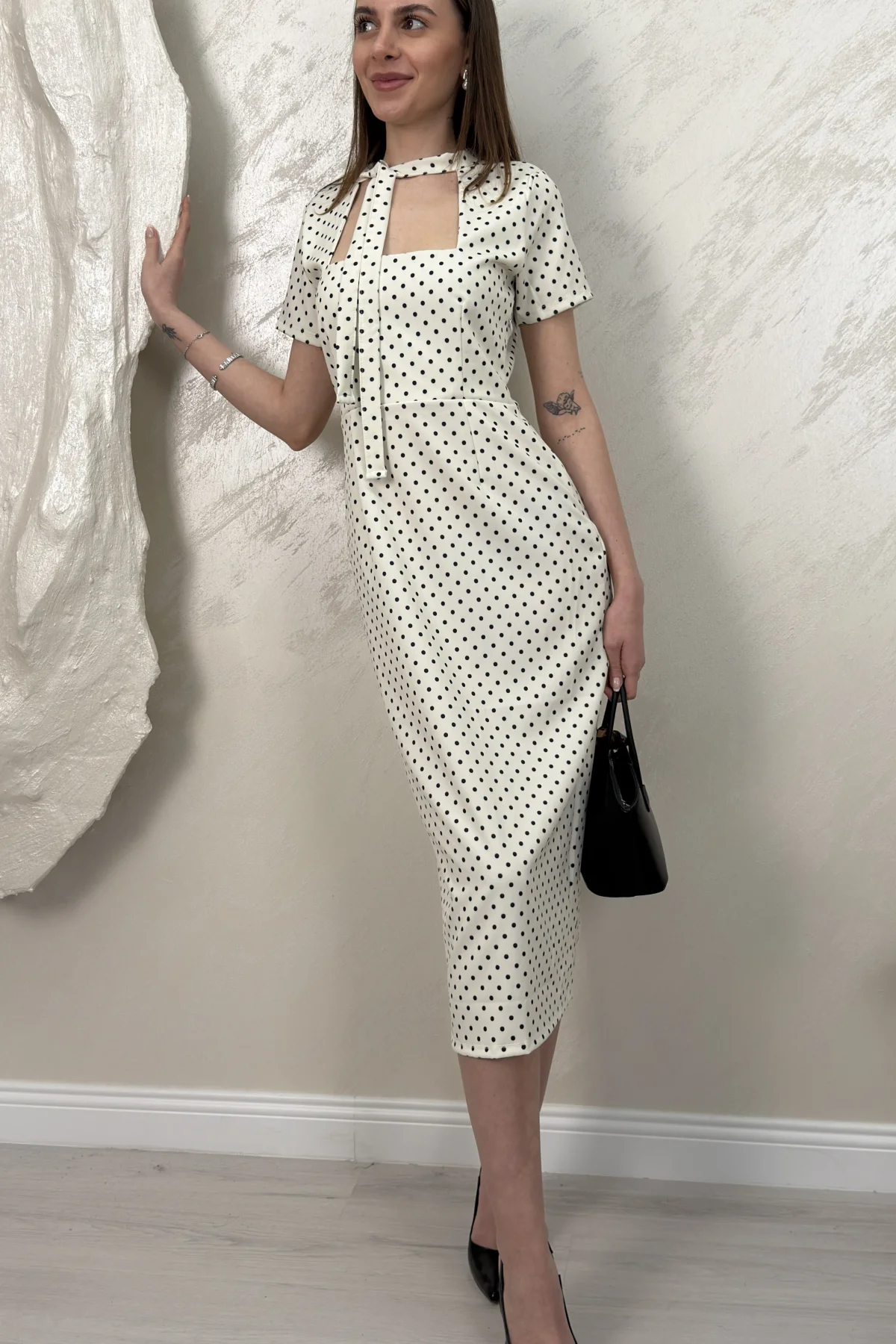 BOYUNDAN BAĞLAMALI PUANTİYELİ MİDİ ELBİSE- BEYAZ