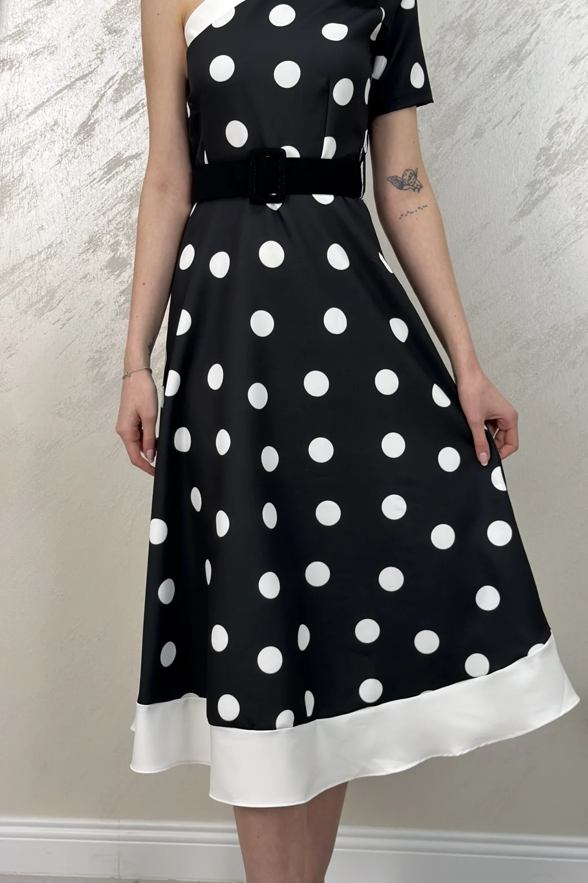 TEK OMUZ PUANTİYELİ ELBİSE- SİYAH