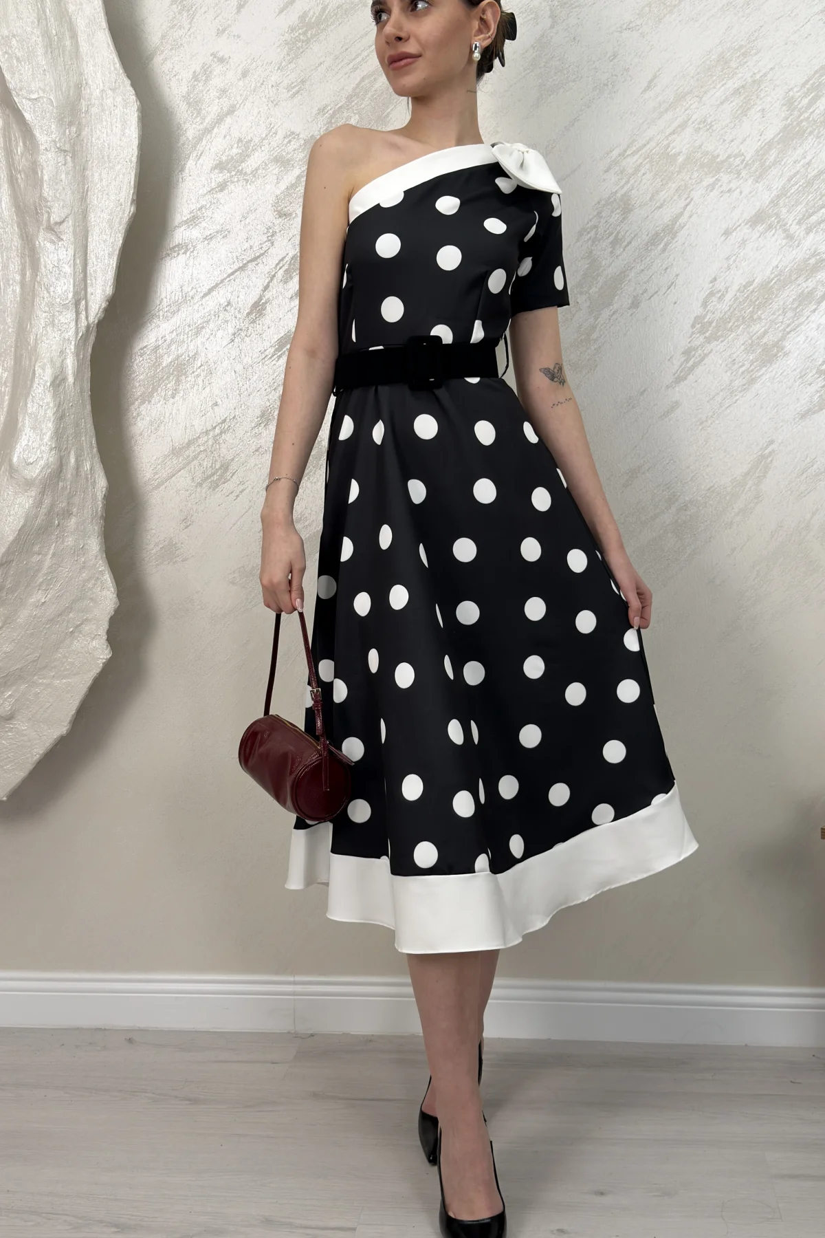 TEK OMUZ PUANTİYELİ ELBİSE- SİYAH