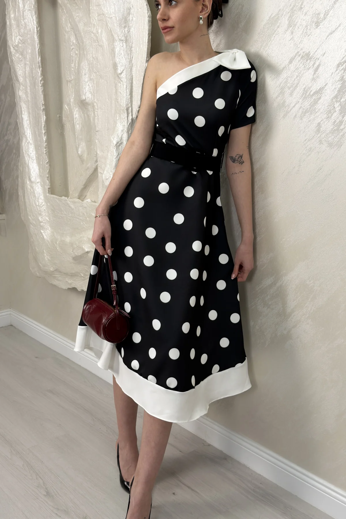 TEK OMUZ PUANTİYELİ ELBİSE- SİYAH