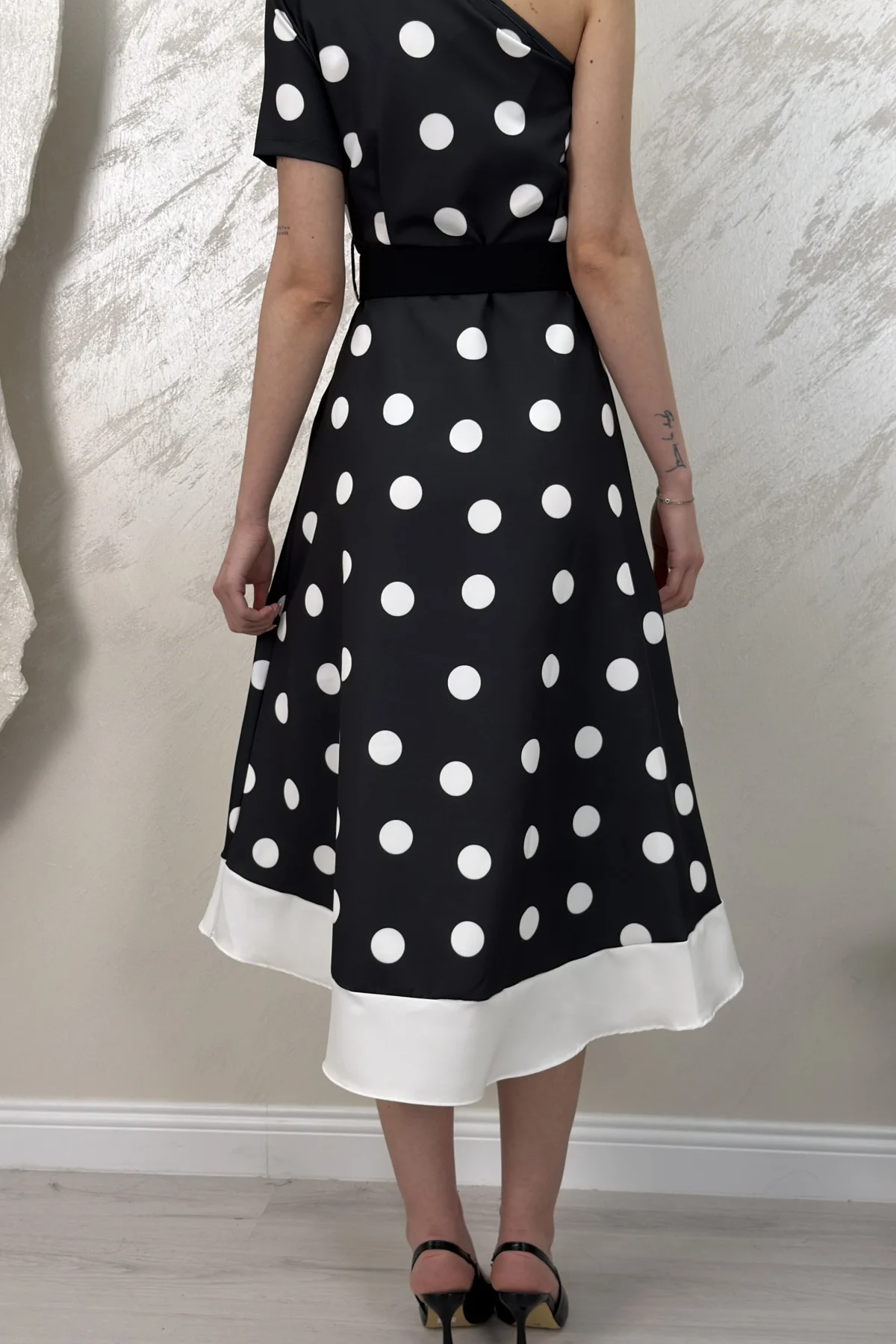 TEK OMUZ PUANTİYELİ ELBİSE- SİYAH