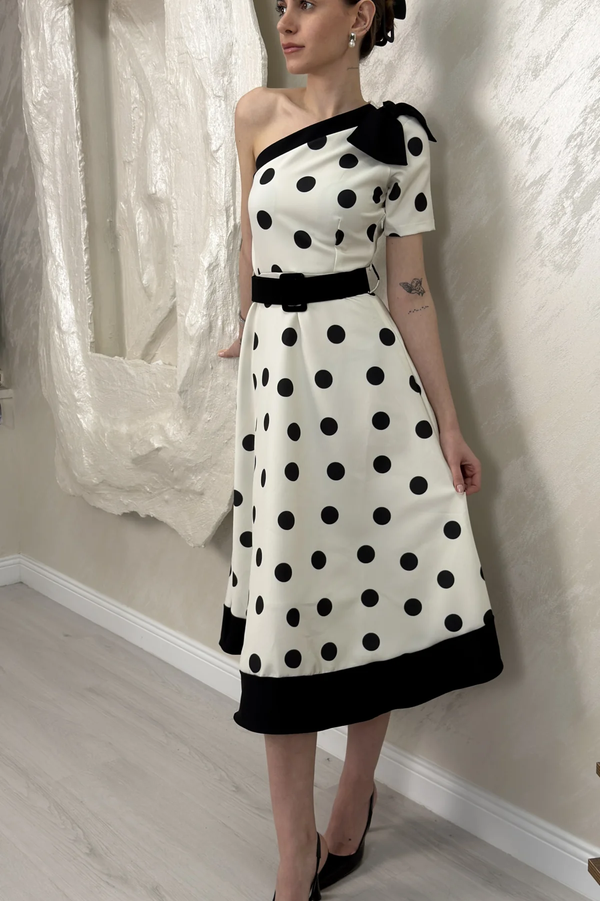 TEK OMUZ PUANTİYELİ ELBİSE- BEYAZ