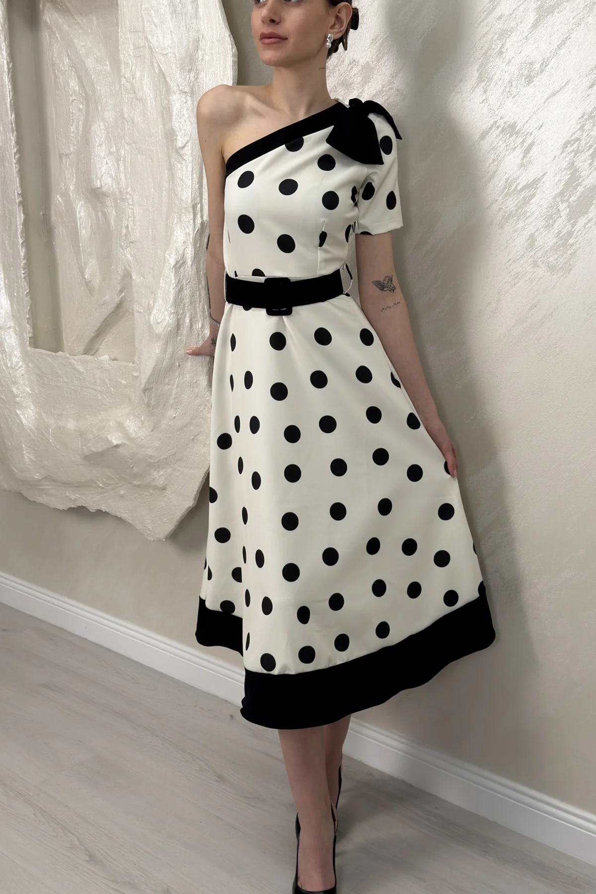 TEK OMUZ PUANTİYELİ ELBİSE- BEYAZ