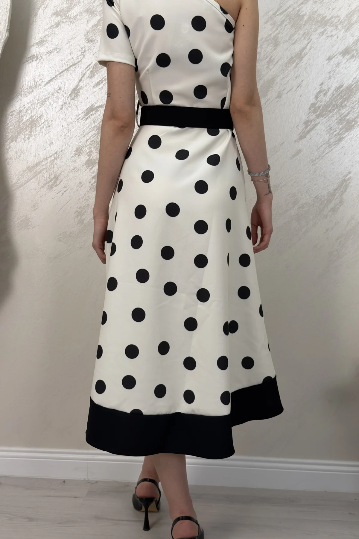 TEK OMUZ PUANTİYELİ ELBİSE- BEYAZ