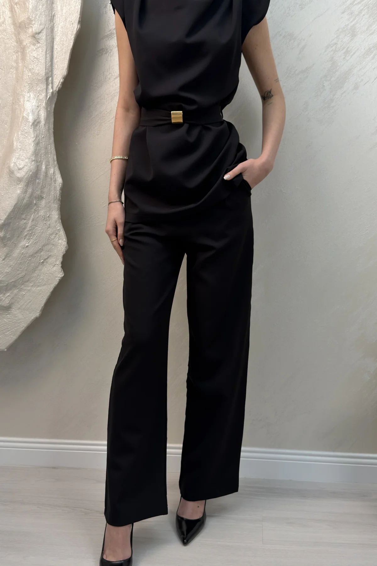 BROŞ KUŞAKLI VATKALI TAKIM- SİYAH