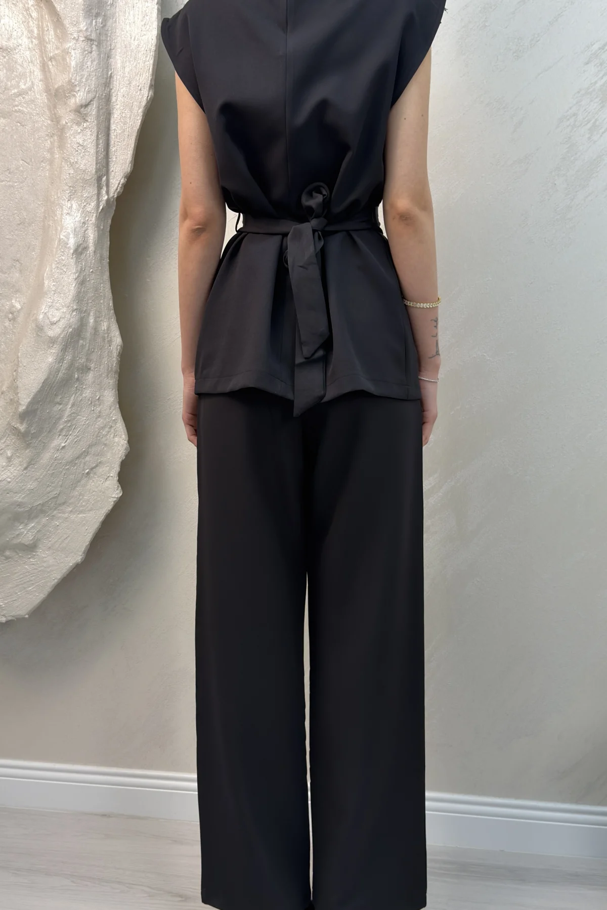 BROŞ KUŞAKLI VATKALI TAKIM- SİYAH