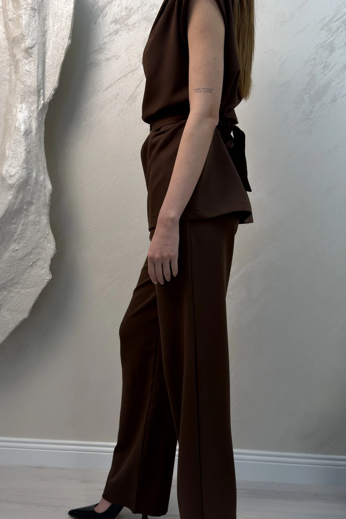 BROŞ KUŞAKLI VATKALI TAKIM- KAHVERENGİ