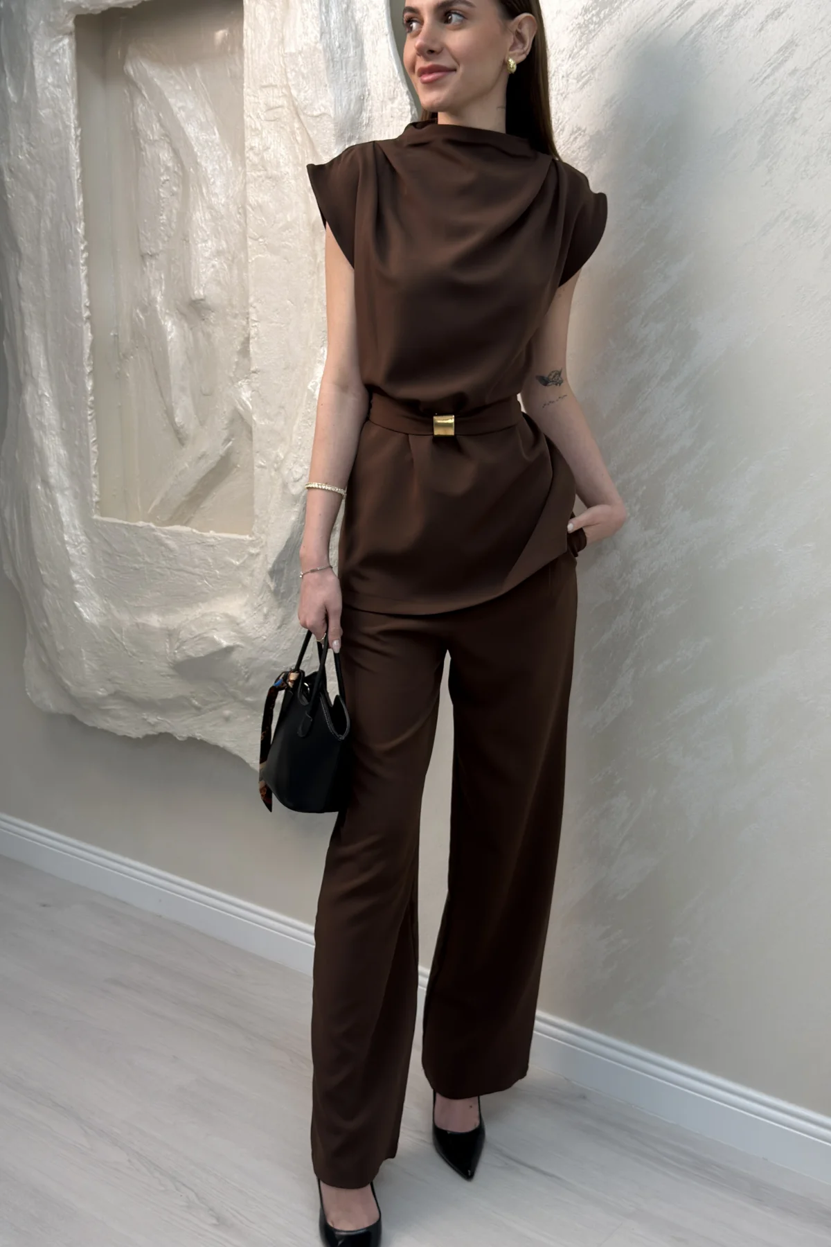 BROŞ KUŞAKLI VATKALI TAKIM- KAHVERENGİ