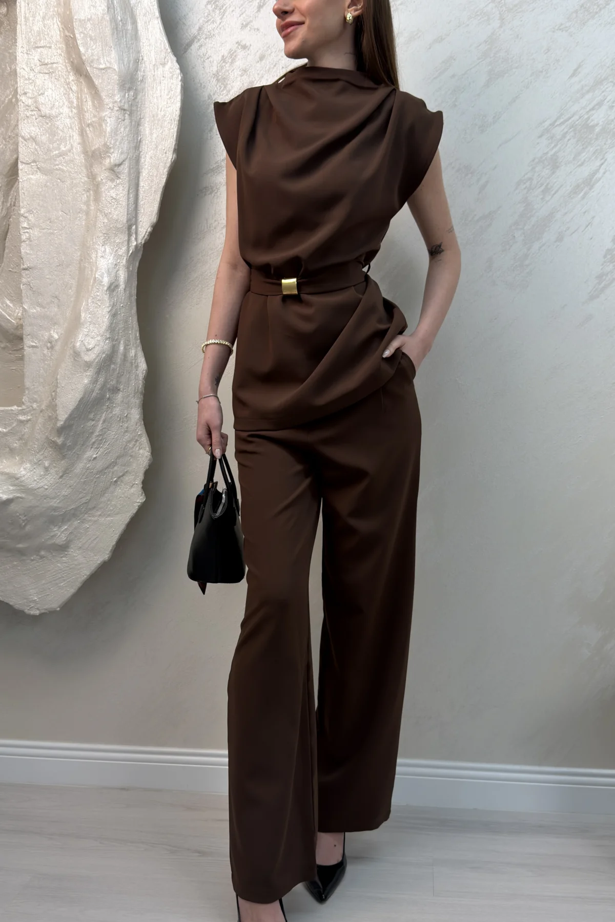 BROŞ KUŞAKLI VATKALI TAKIM- KAHVERENGİ