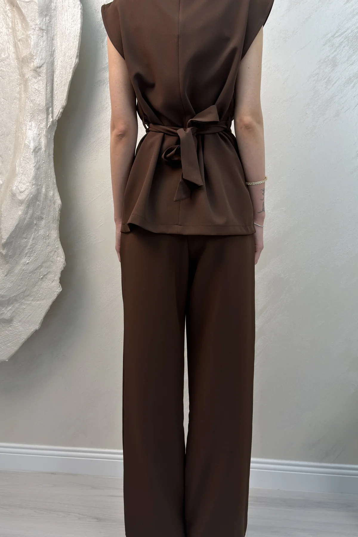 BROŞ KUŞAKLI VATKALI TAKIM- KAHVERENGİ