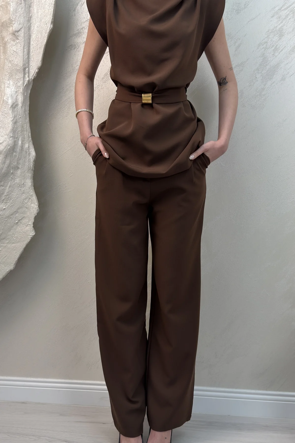 BROŞ KUŞAKLI VATKALI TAKIM- KAHVERENGİ