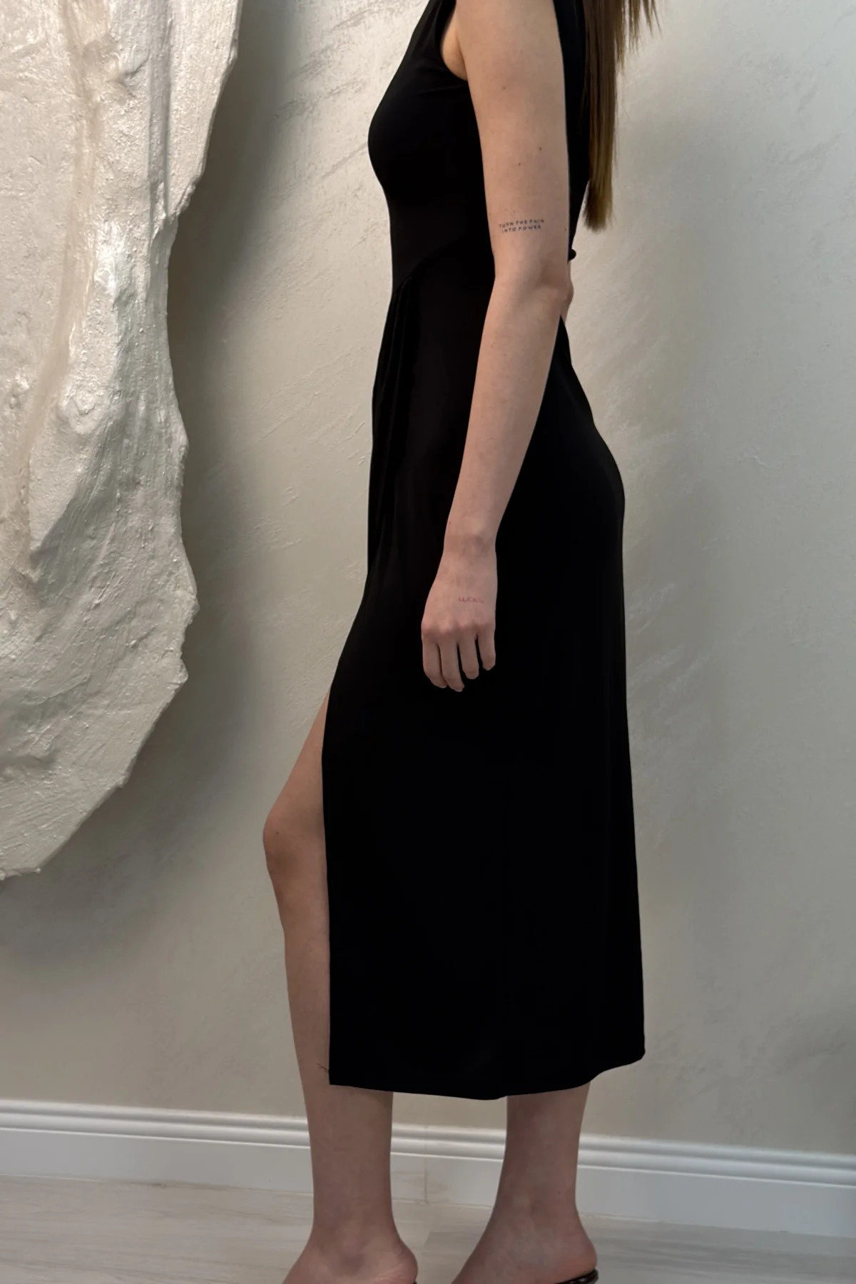 YARIM BALIKÇI YAKA OMZU AÇIK SANDY ELBİSE- SİYAH