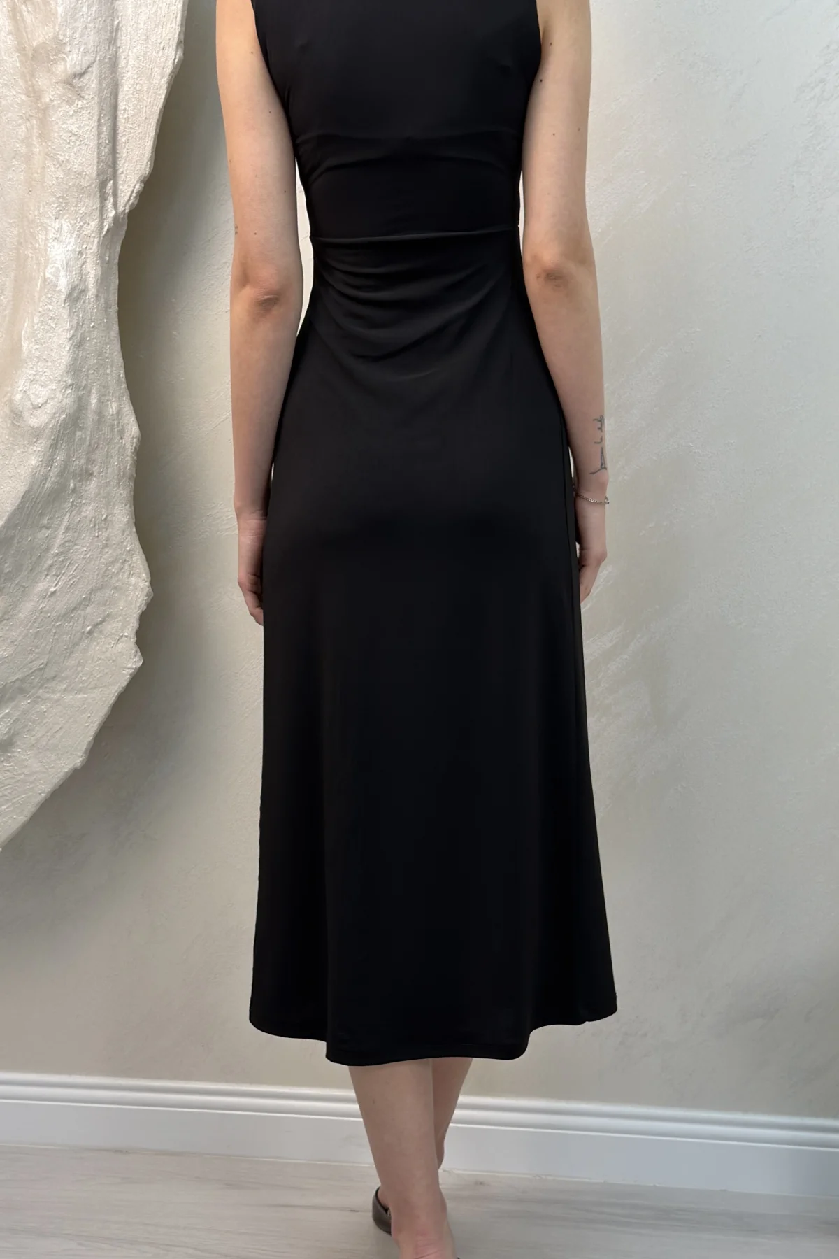 YARIM BALIKÇI YAKA OMZU AÇIK SANDY ELBİSE- SİYAH