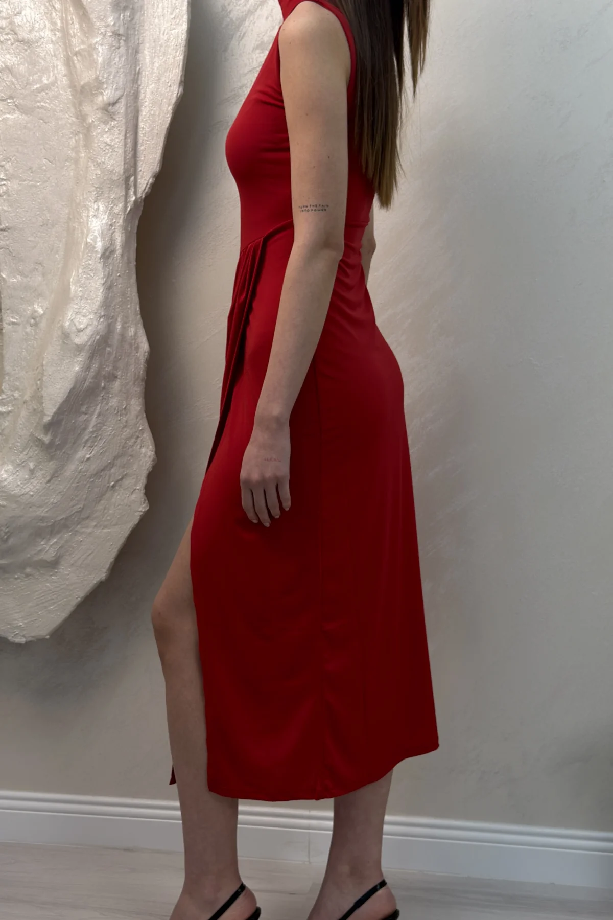 YARIM BALIKÇI YAKA OMZU AÇIK SANDY ELBİSE- KIRMIZI