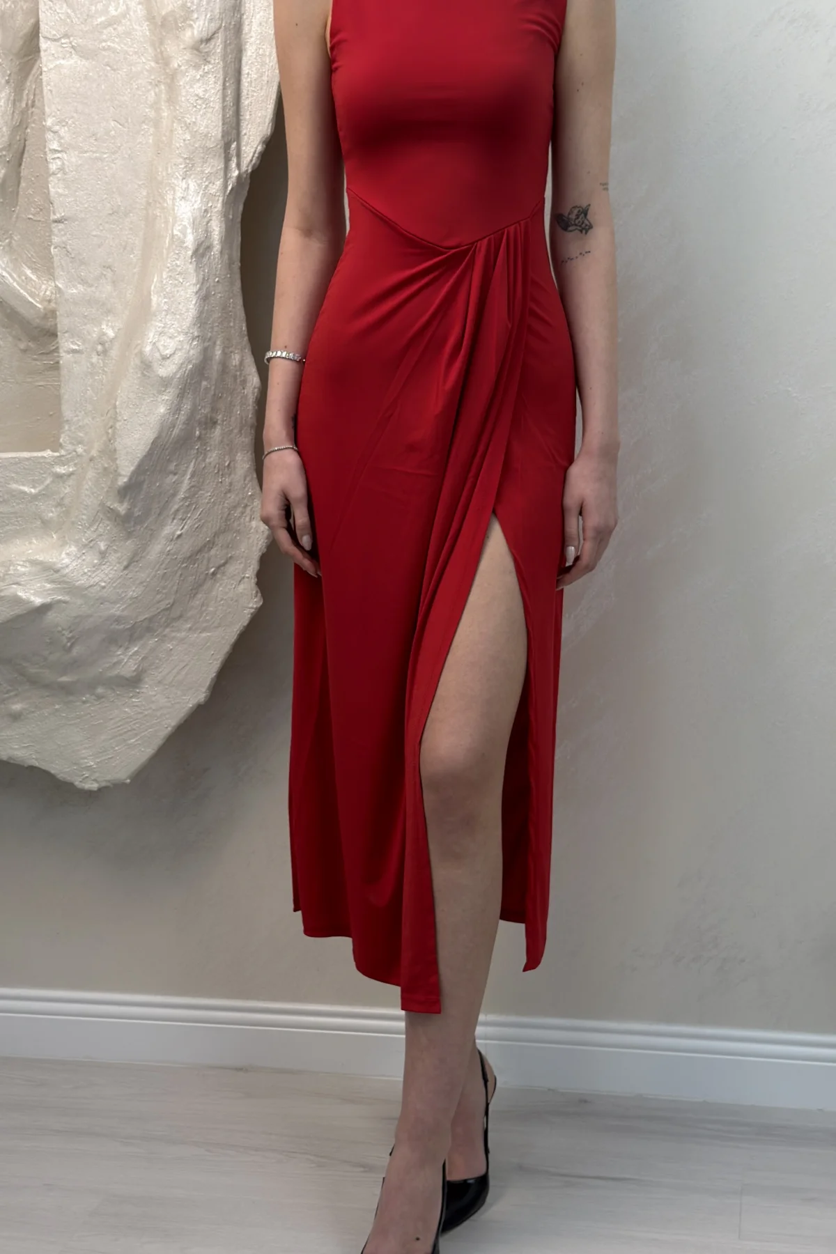 YARIM BALIKÇI YAKA OMZU AÇIK SANDY ELBİSE- KIRMIZI