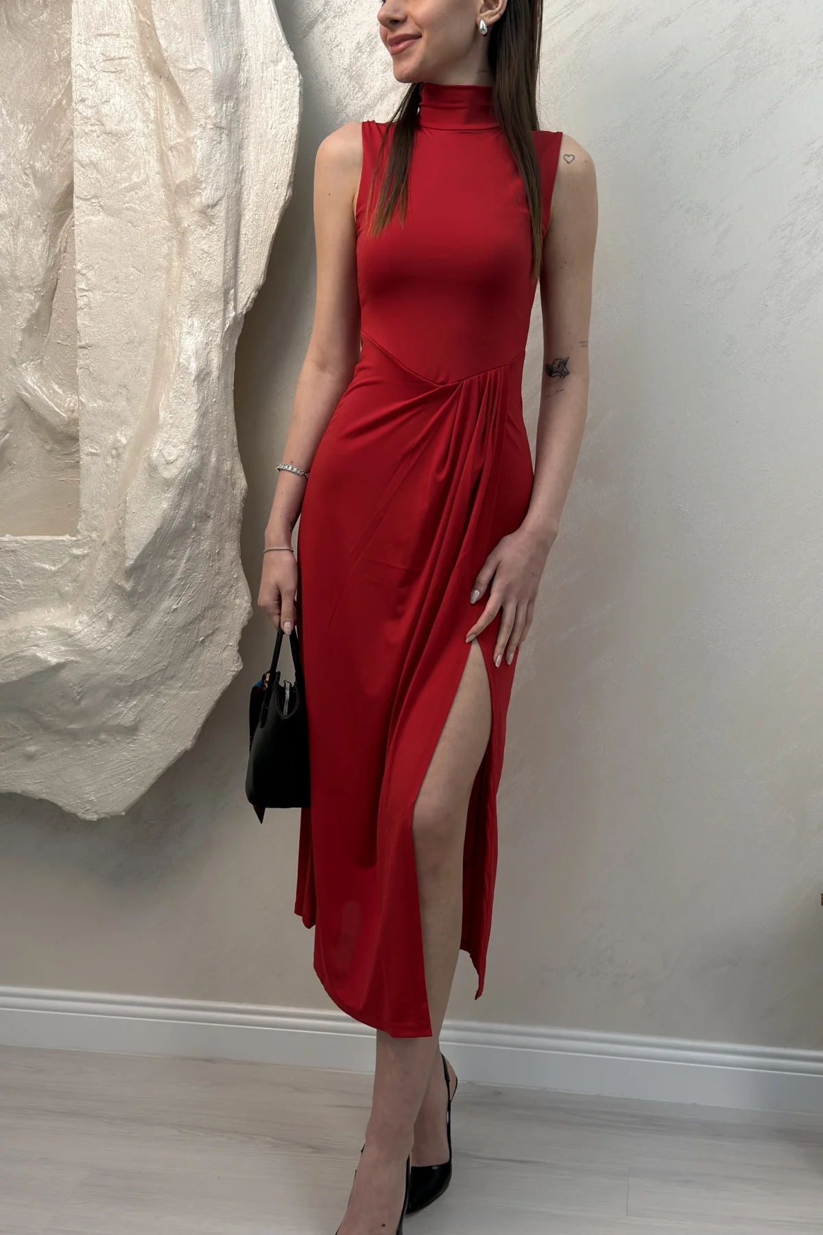 YARIM BALIKÇI YAKA OMZU AÇIK SANDY ELBİSE- KIRMIZI