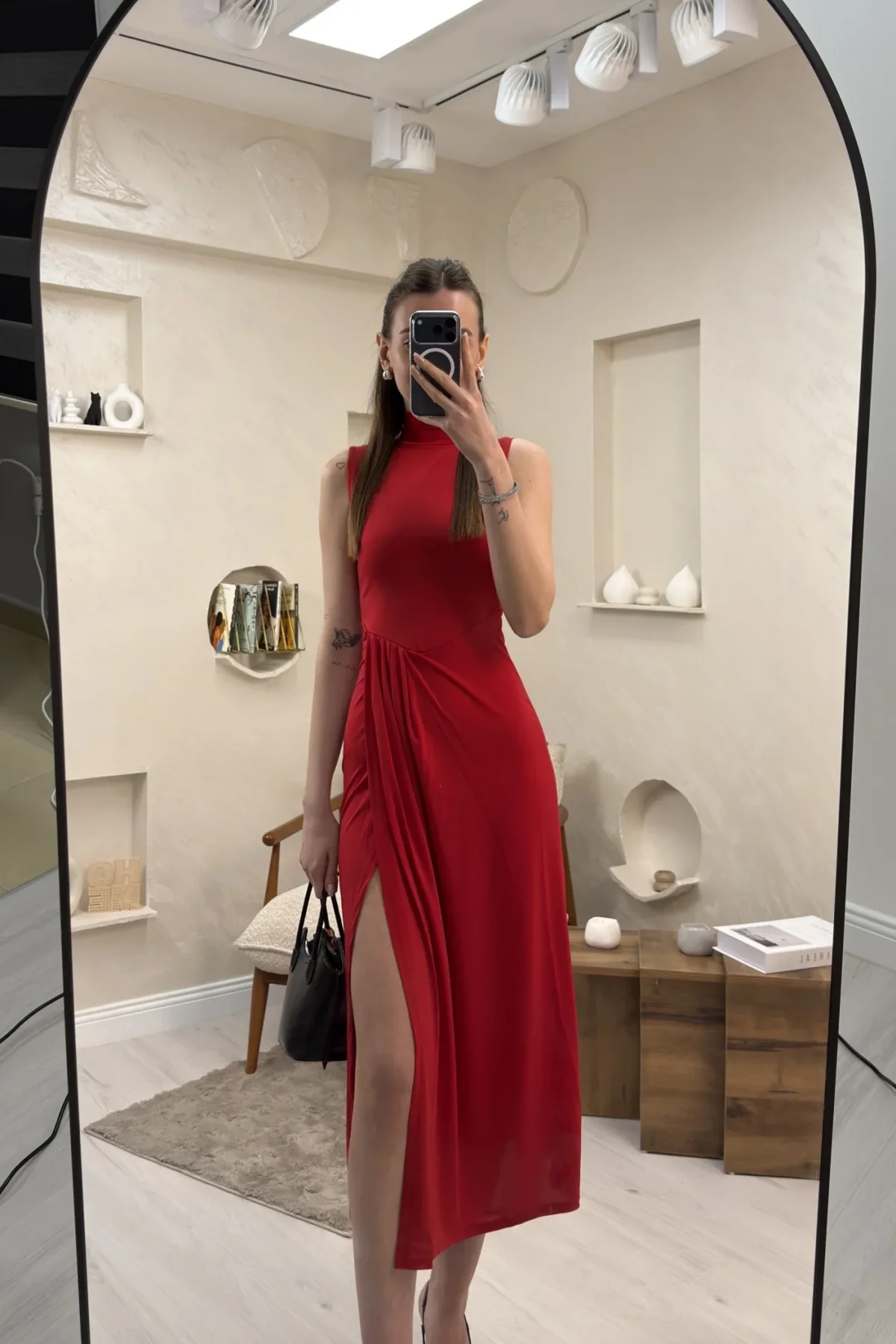 YARIM BALIKÇI YAKA OMZU AÇIK SANDY ELBİSE- KIRMIZI