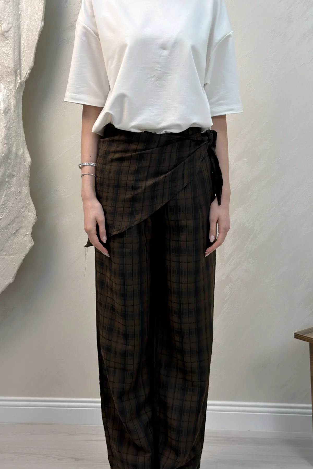 MUADİL EKOSE DETAYLI BAĞLAMALI PANTOLON- SİYAH