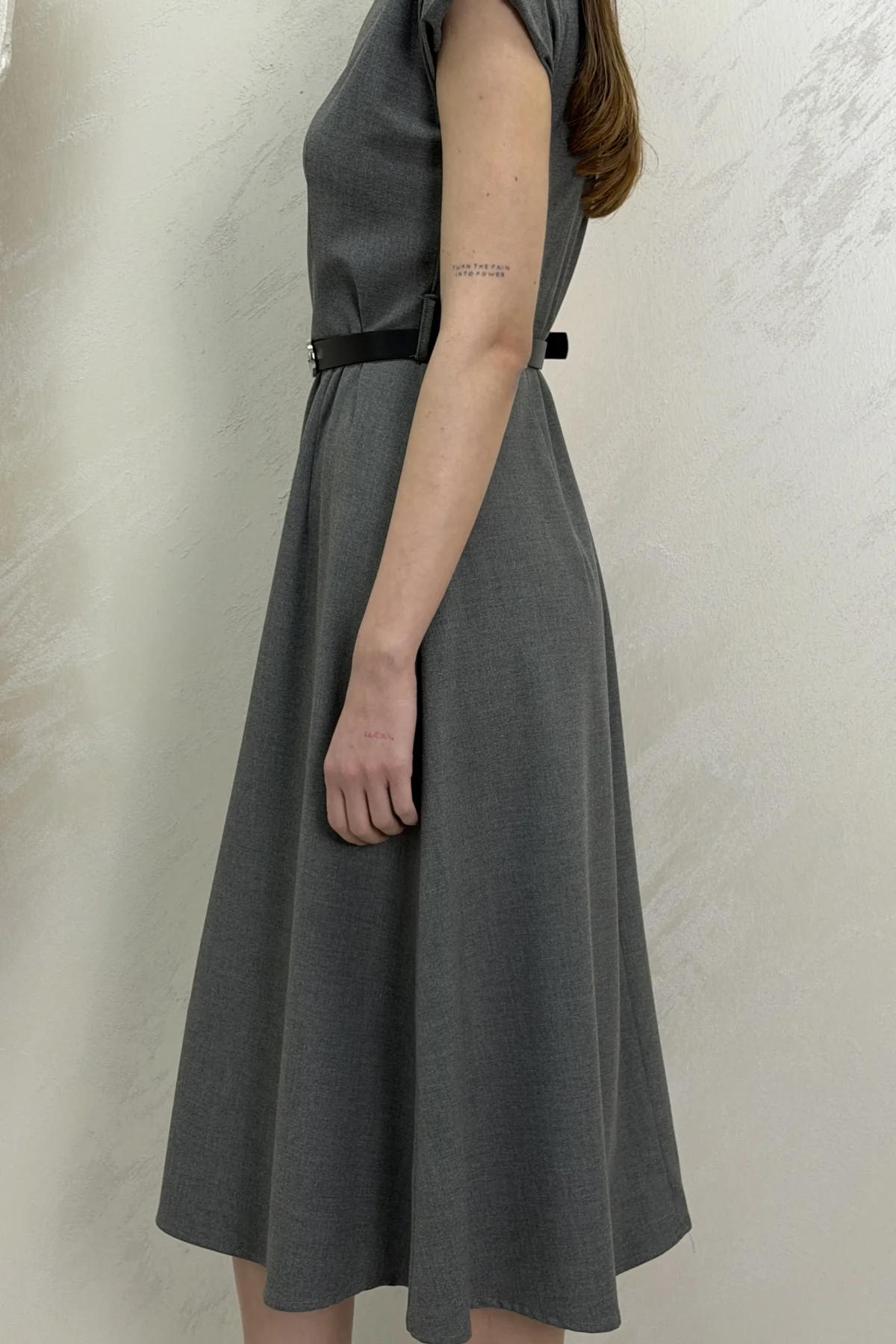 VATKALI KEMERLİ ELBİSE- GRİ