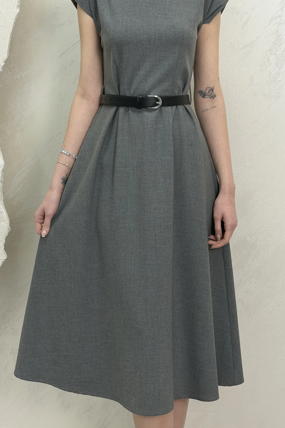 VATKALI KEMERLİ ELBİSE- GRİ