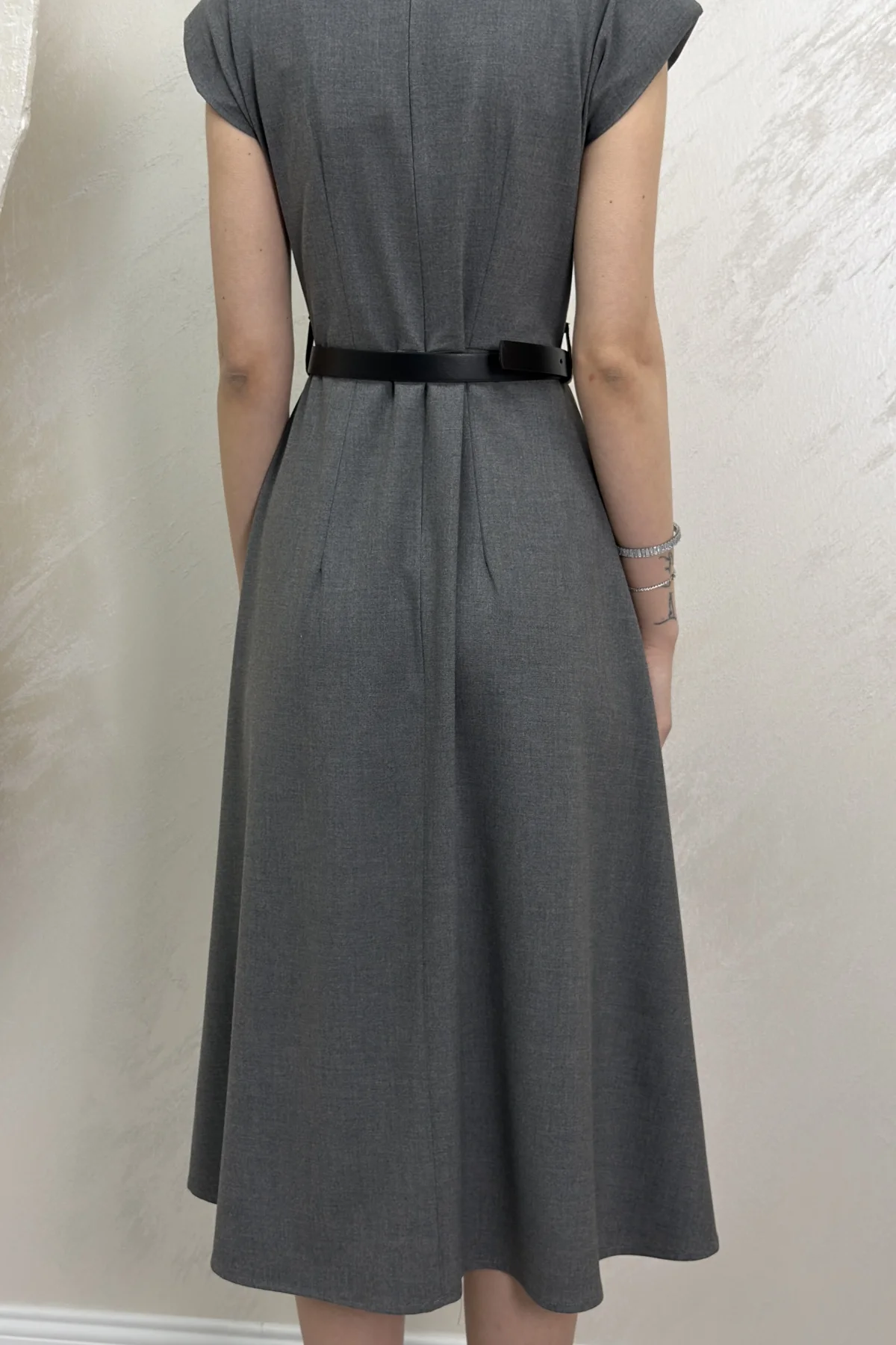 VATKALI KEMERLİ ELBİSE- GRİ