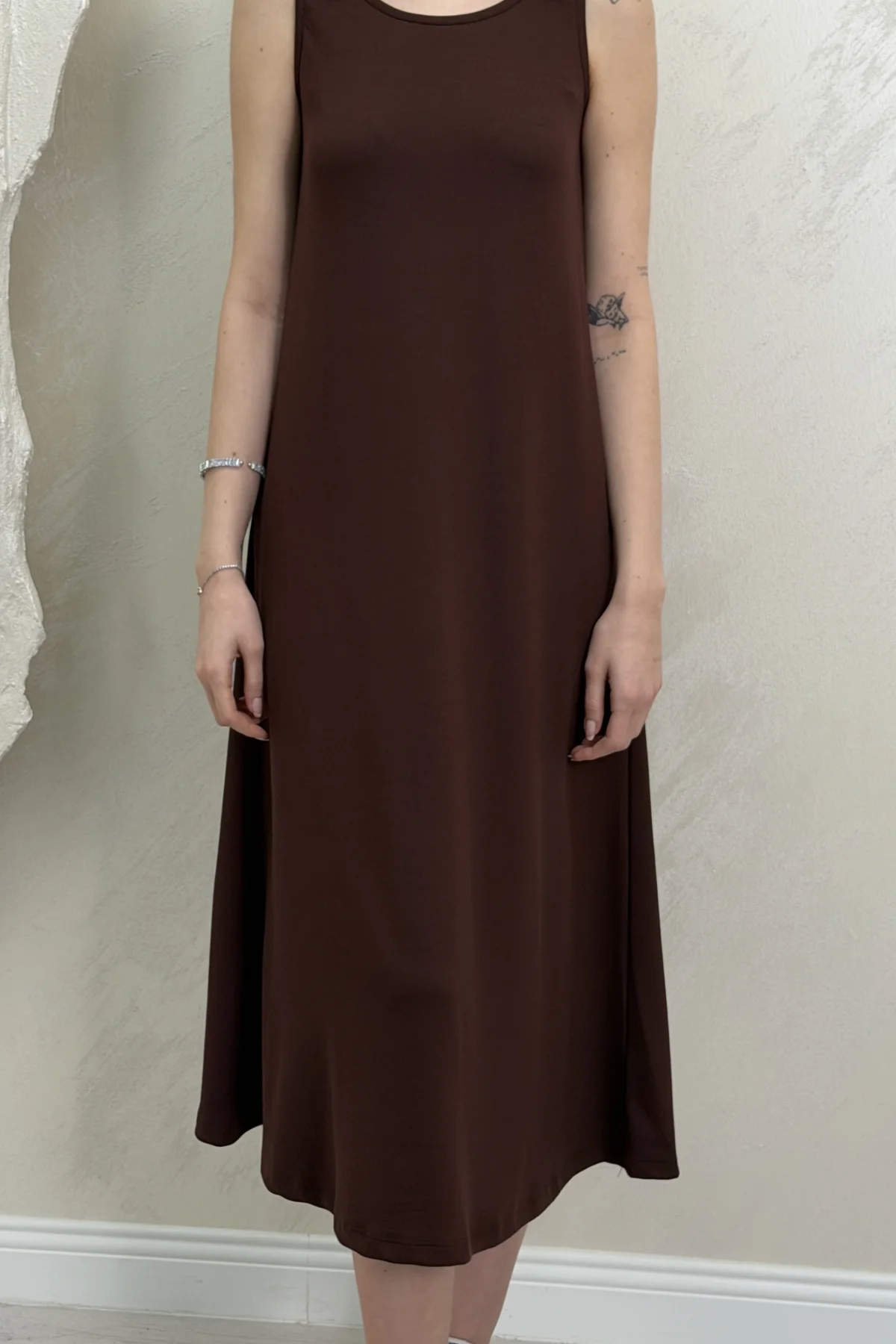 UZUN ASKILI MODAL KUMAŞ ELBİSE- KAHVERENGİ