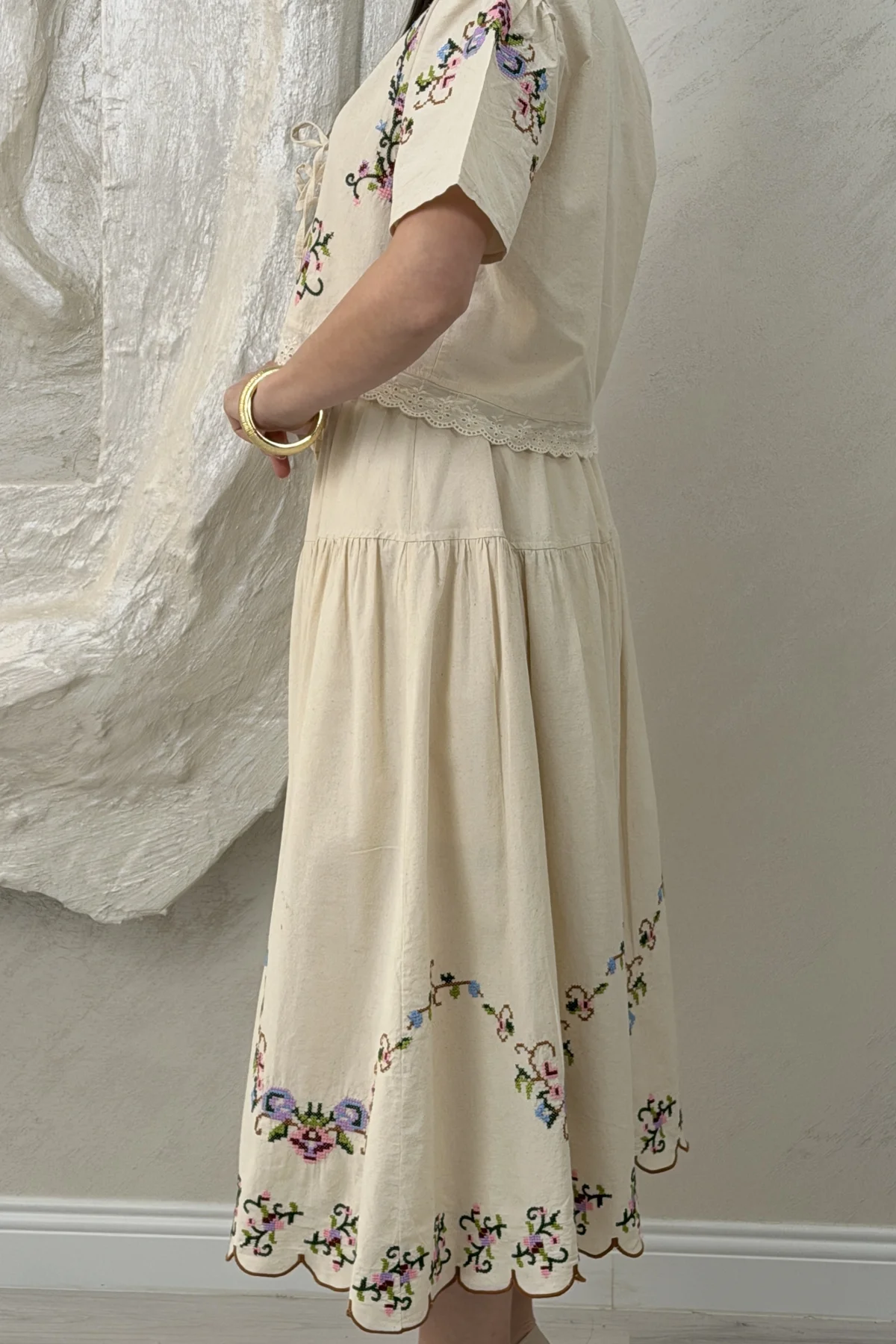 EKRU NAKIŞLI İŞLEMELİ ETEKLİ TAKIM