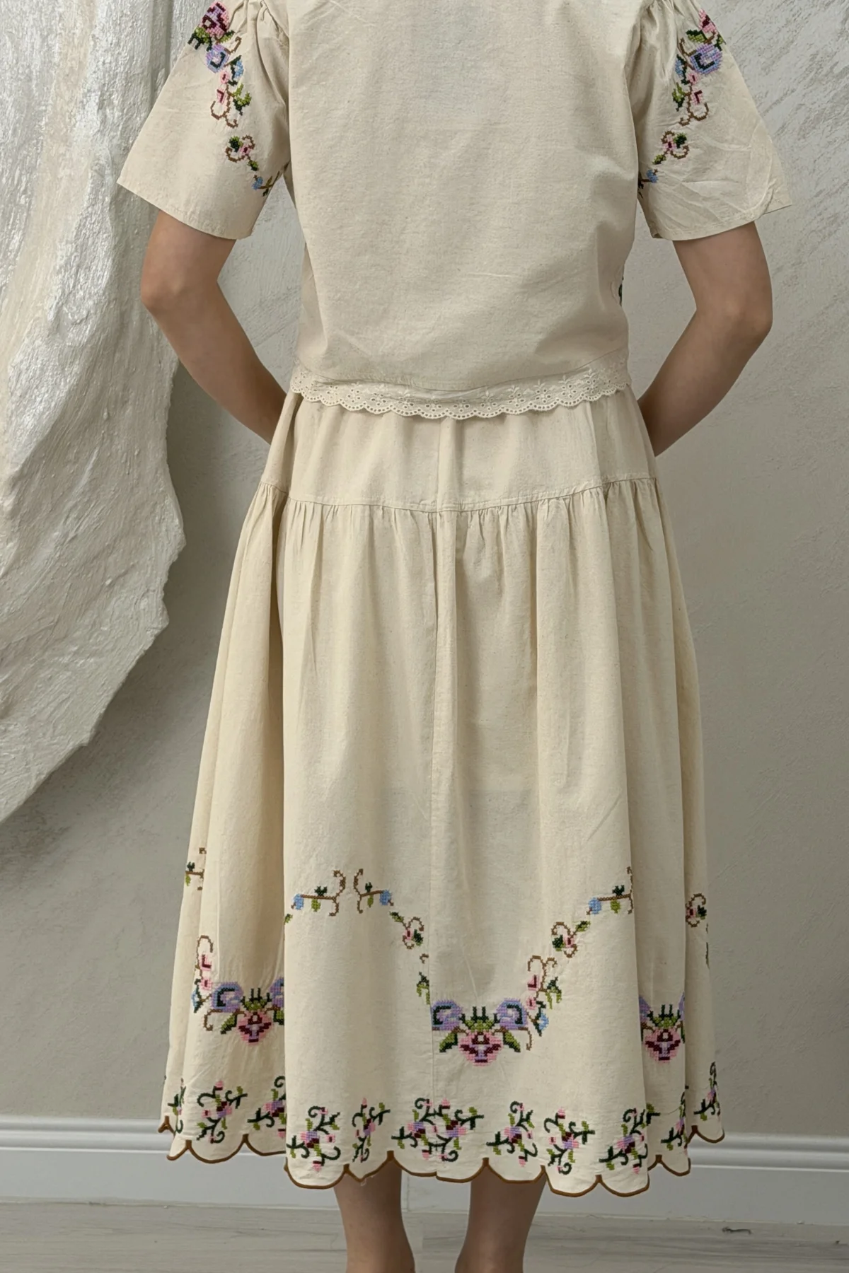 EKRU NAKIŞLI İŞLEMELİ ETEKLİ TAKIM