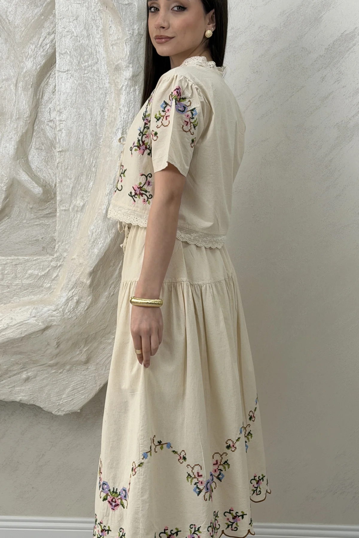 EKRU NAKIŞLI İŞLEMELİ ETEKLİ TAKIM