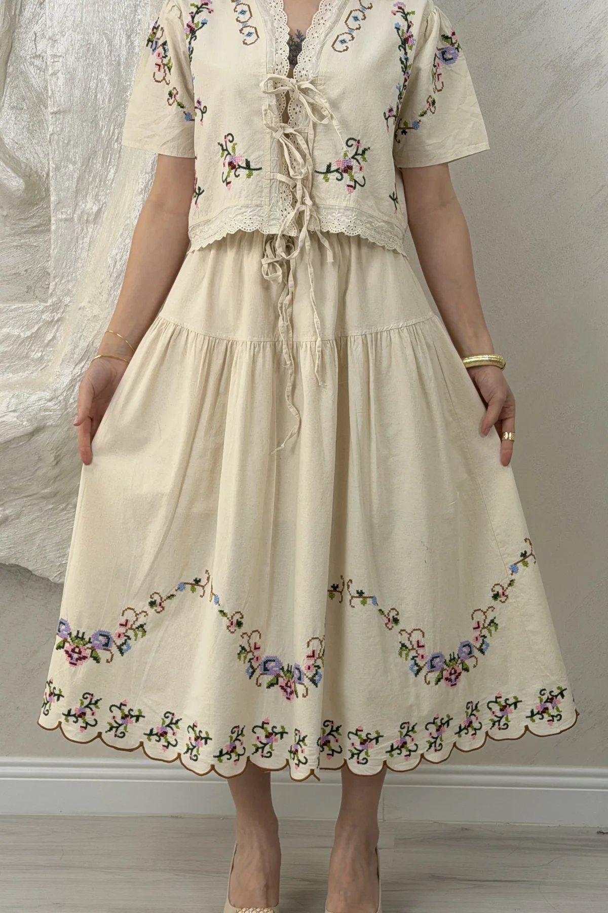 EKRU NAKIŞLI İŞLEMELİ ETEKLİ TAKIM