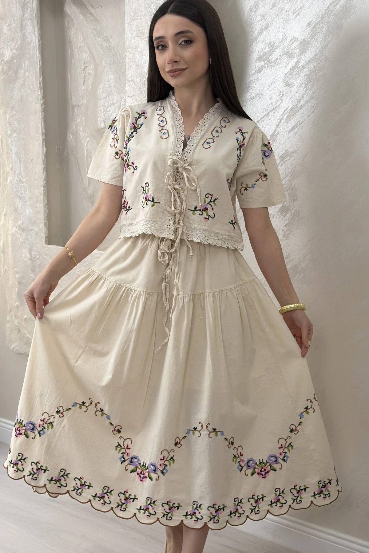 EKRU NAKIŞLI İŞLEMELİ ETEKLİ TAKIM