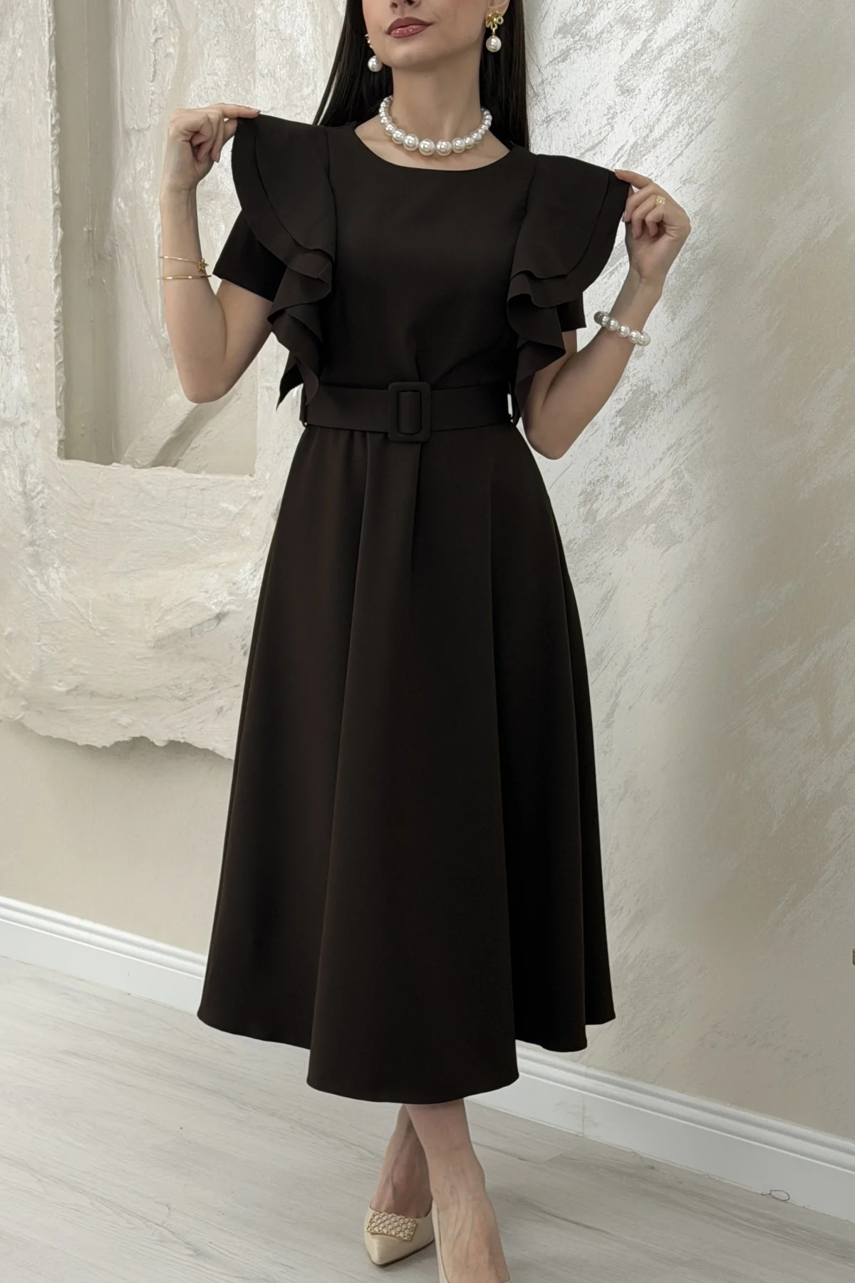 OMUZ KATLI KEMERLİ ELBİSE- KAHVE