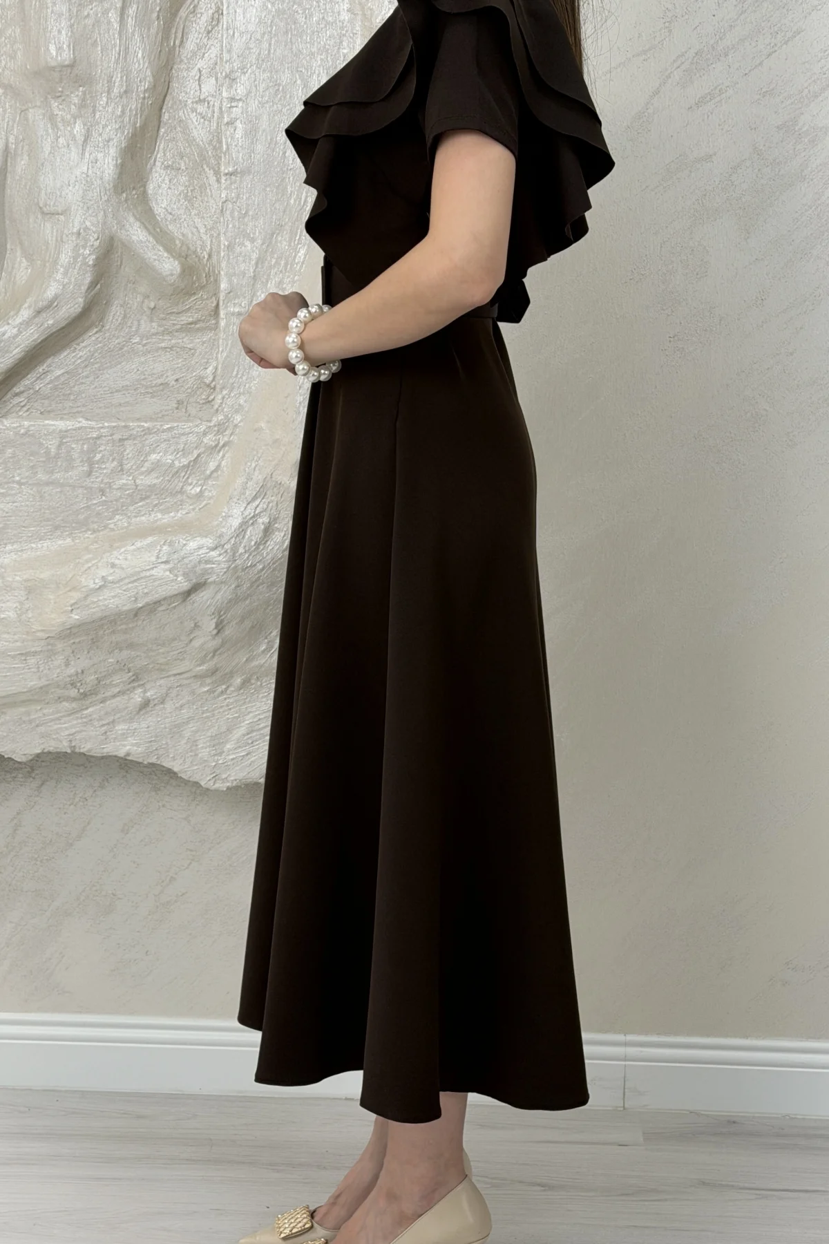 OMUZ KATLI KEMERLİ ELBİSE- KAHVE