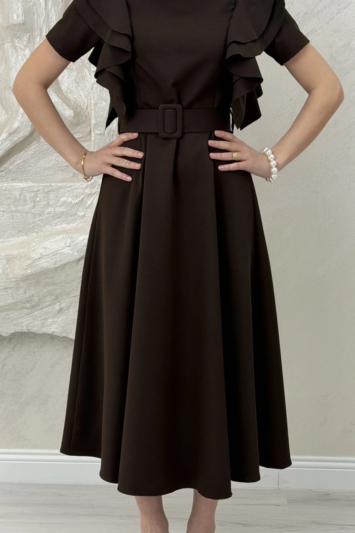 OMUZ KATLI KEMERLİ ELBİSE- KAHVE