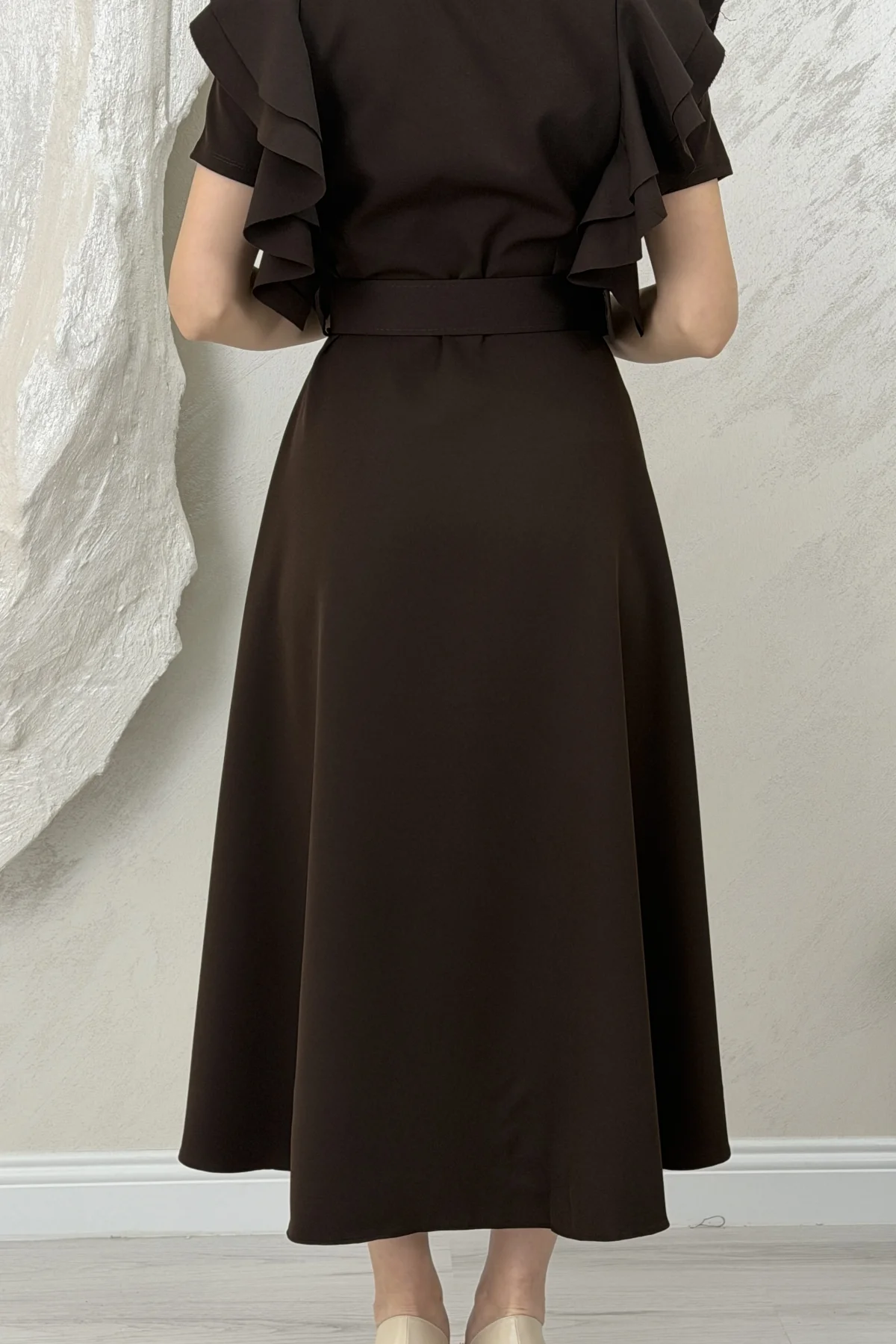 OMUZ KATLI KEMERLİ ELBİSE- KAHVE