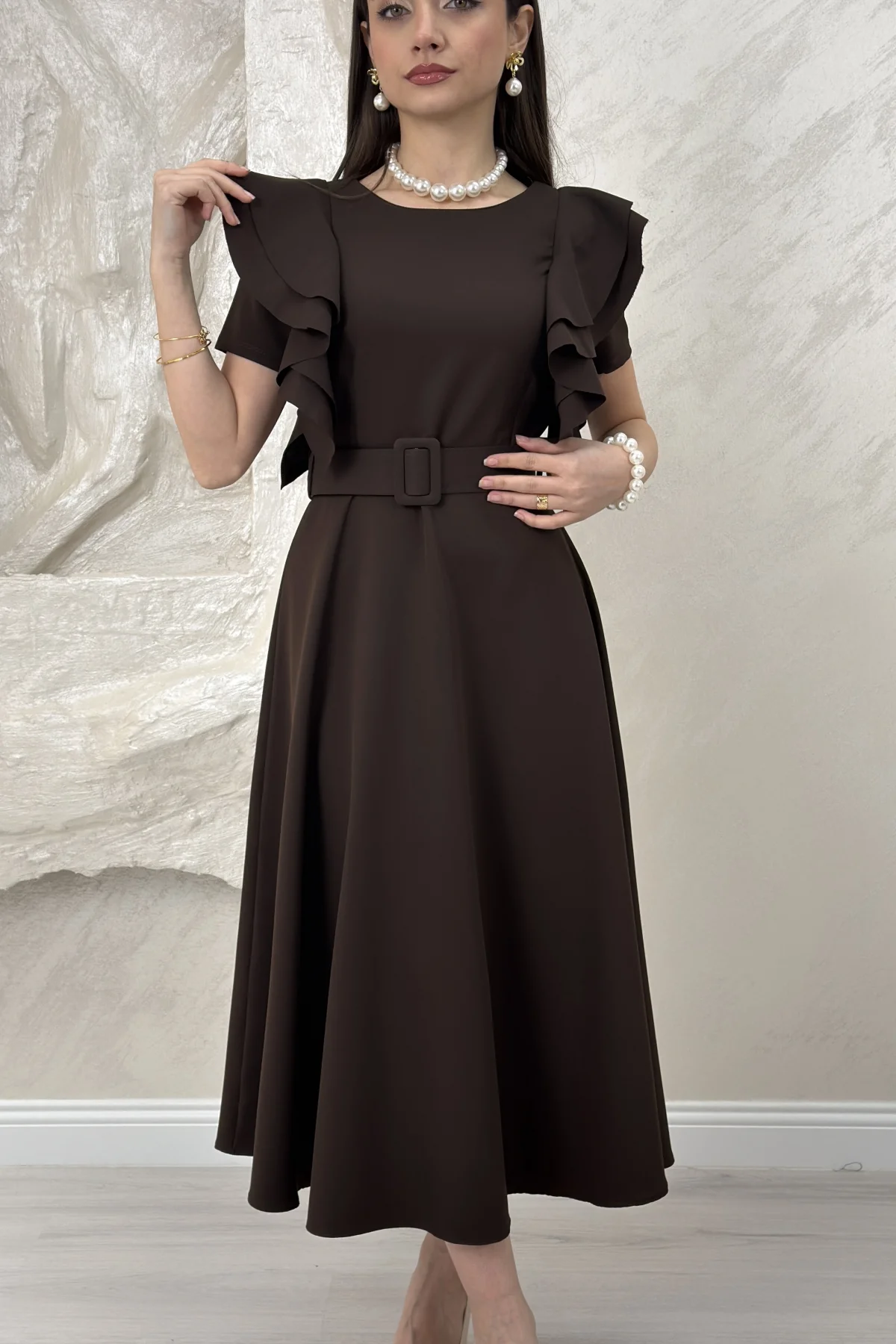 OMUZ KATLI KEMERLİ ELBİSE- KAHVE